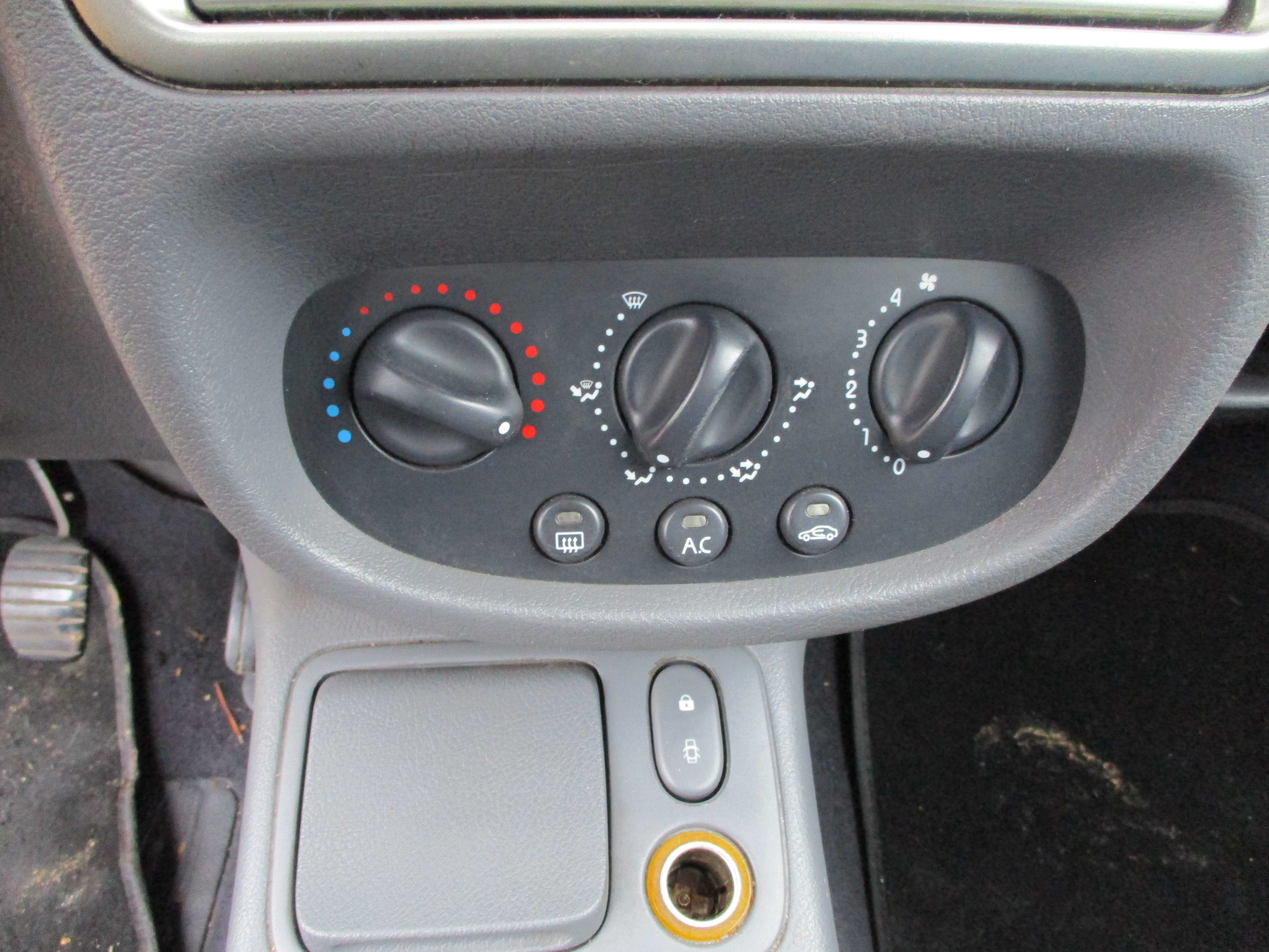 Ντουλαπάκι Renault Clio ’01 Προσφορά!