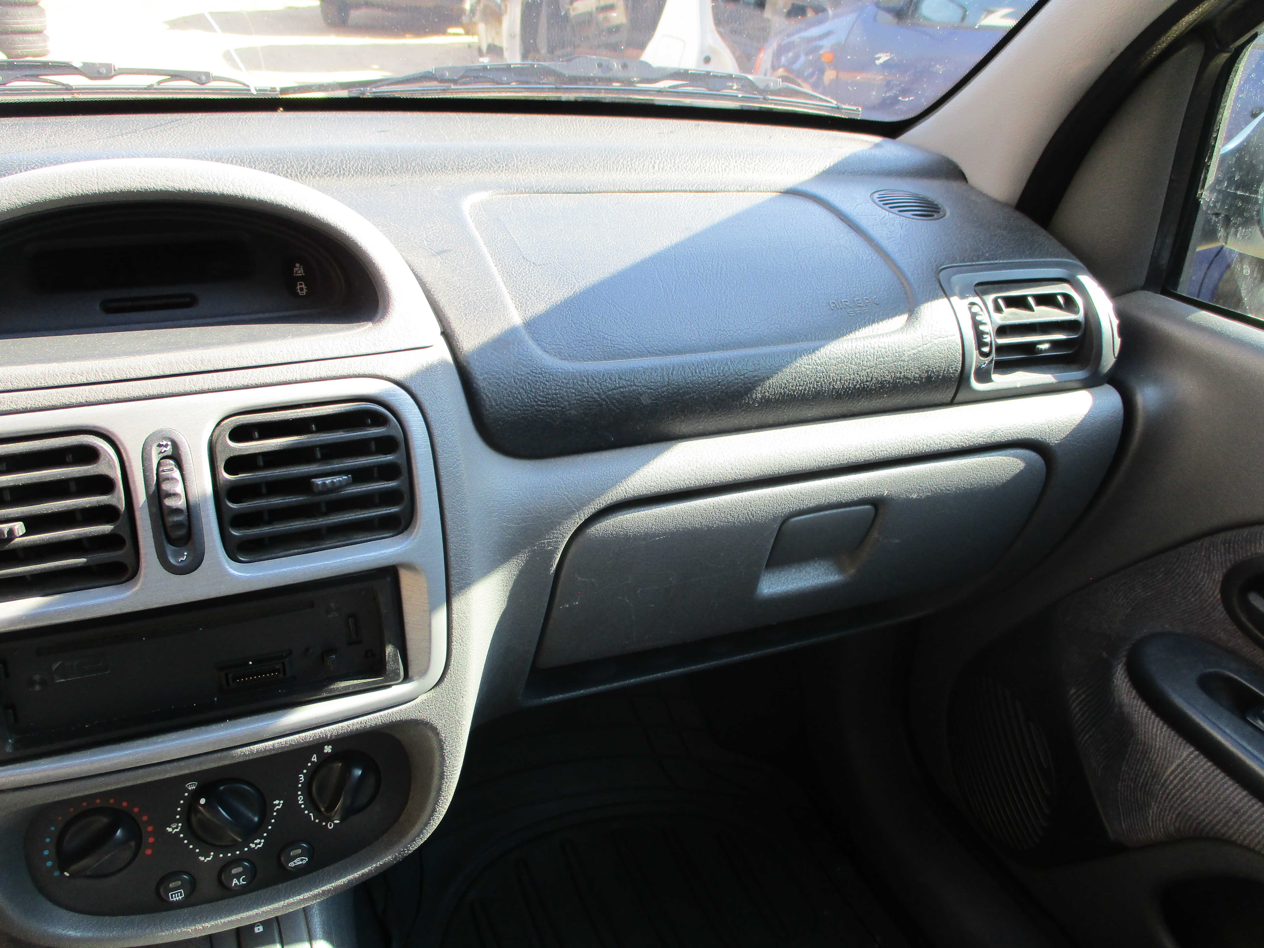 Ντουλαπάκι Renault Clio ’01 Προσφορά!