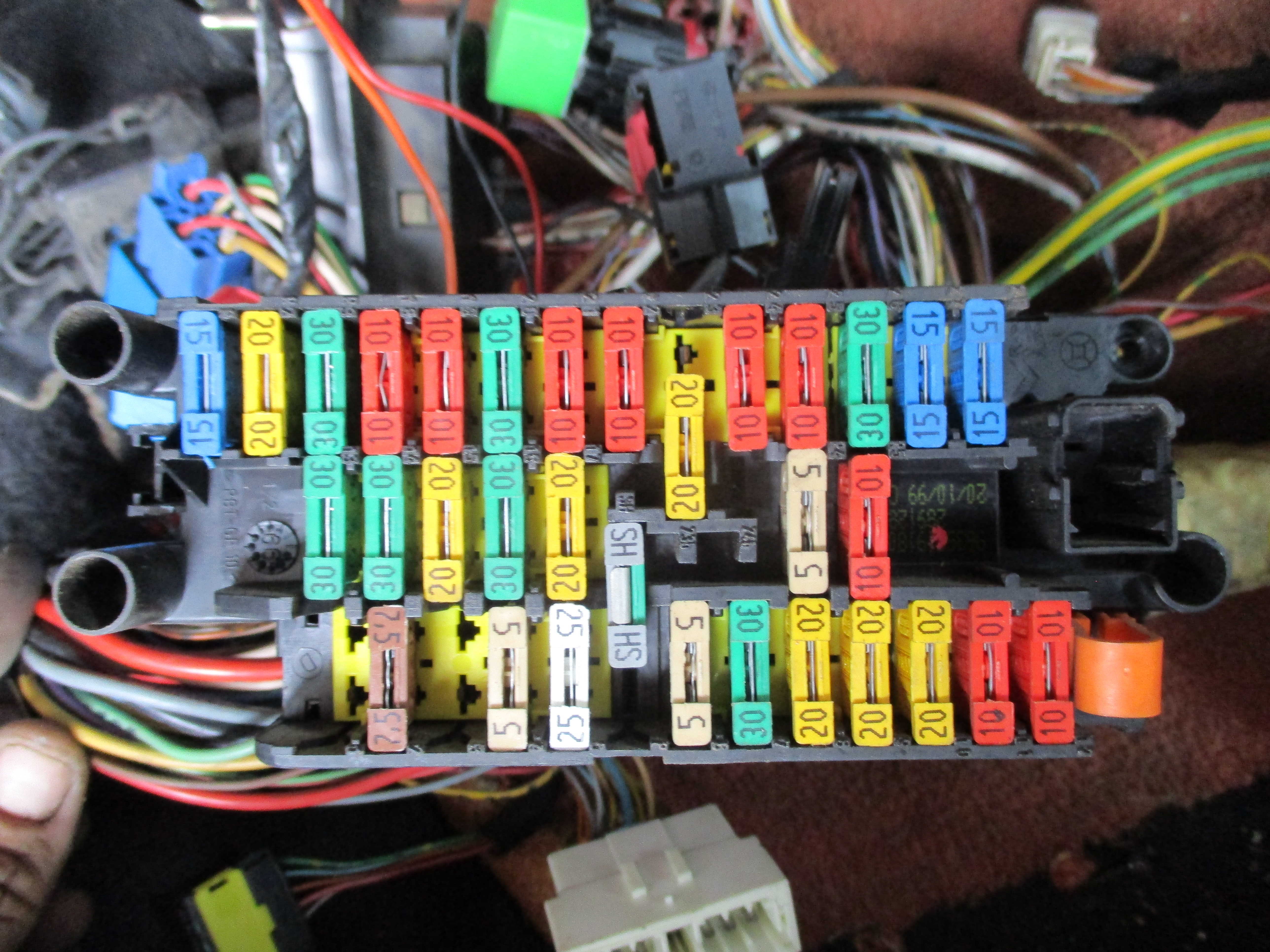 Ασφαλειοθήκη Peugeot 306 ’00 Προσφορά.