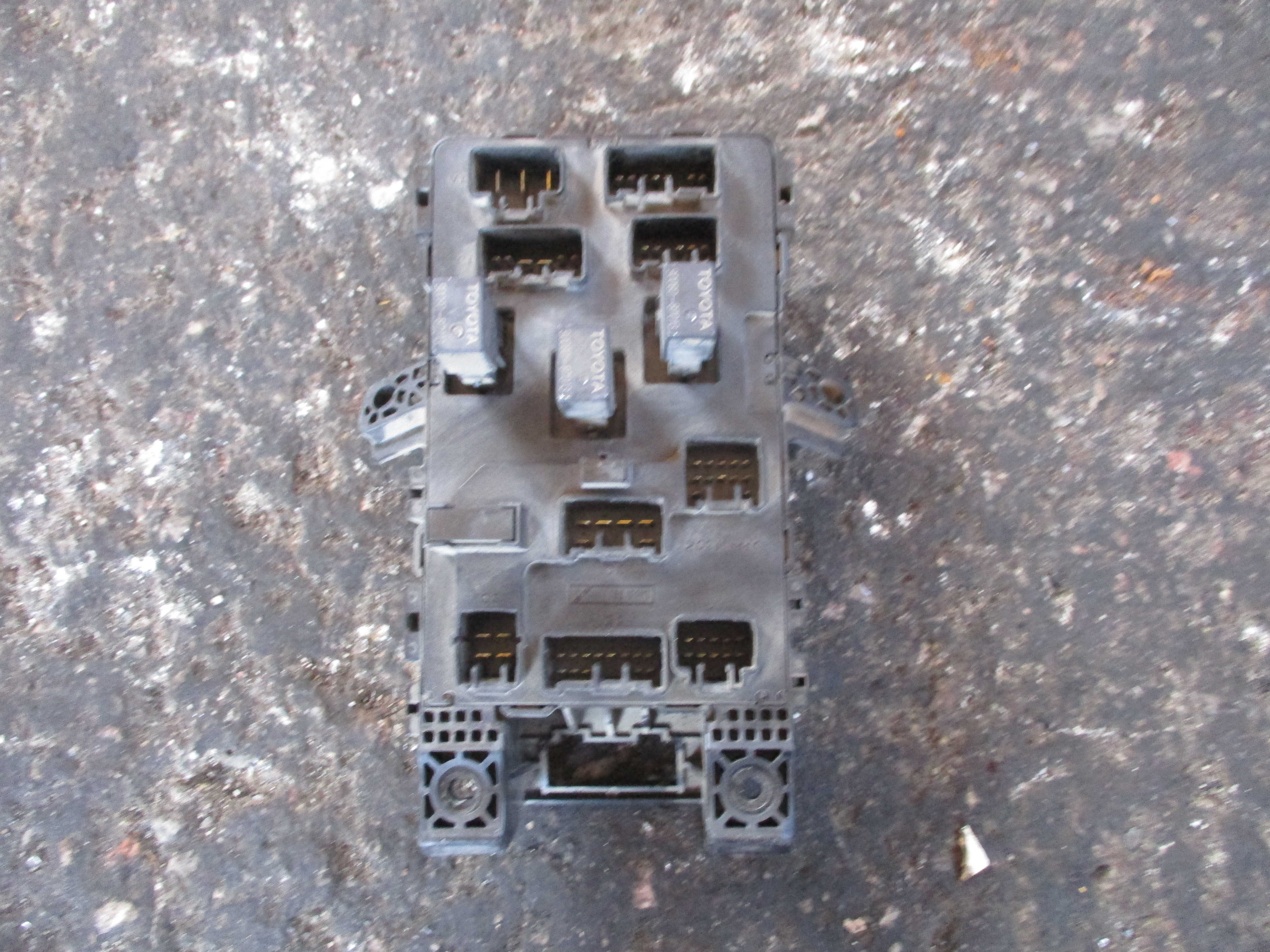 Ασφαλειοθήκη ( 8264105011 , 05810530 ) Toyota Avensis ’01