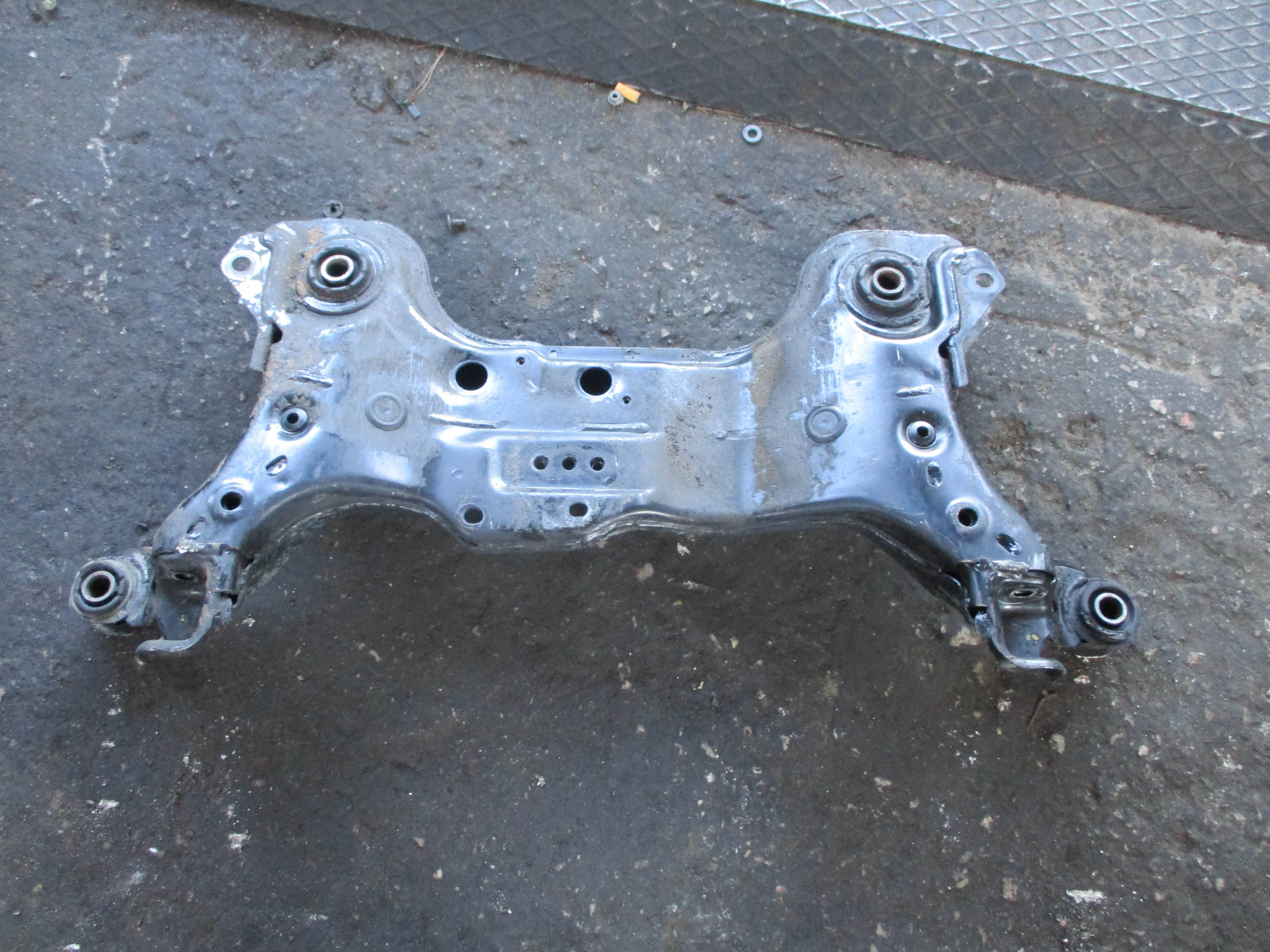 Γέφυρα Εμπρός Toyota Avensis ’01 Προσφορά.