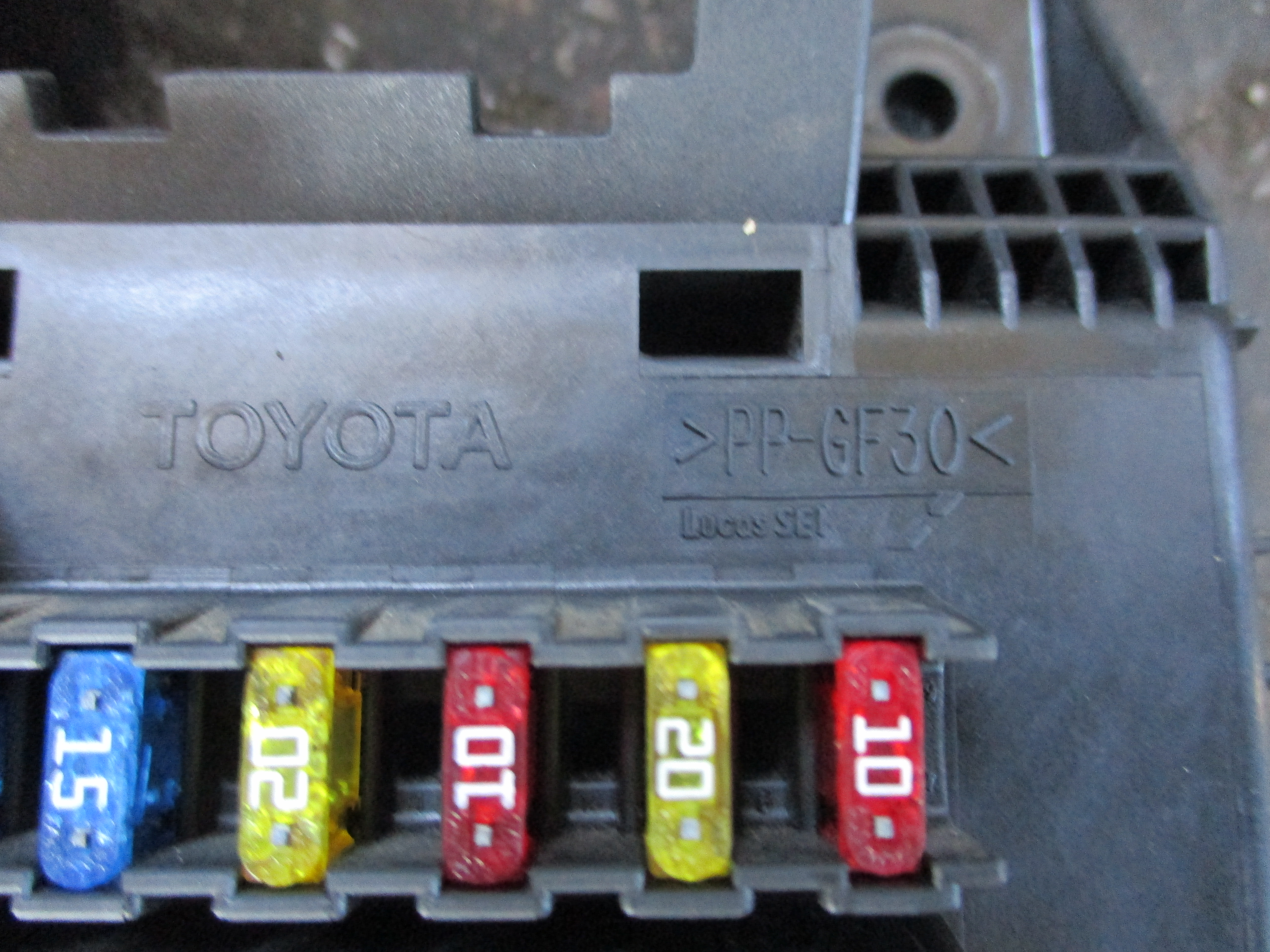 Ασφαλειοθήκη ( 8264105010 ) Toyota Avensis ’01 Προσφορά.