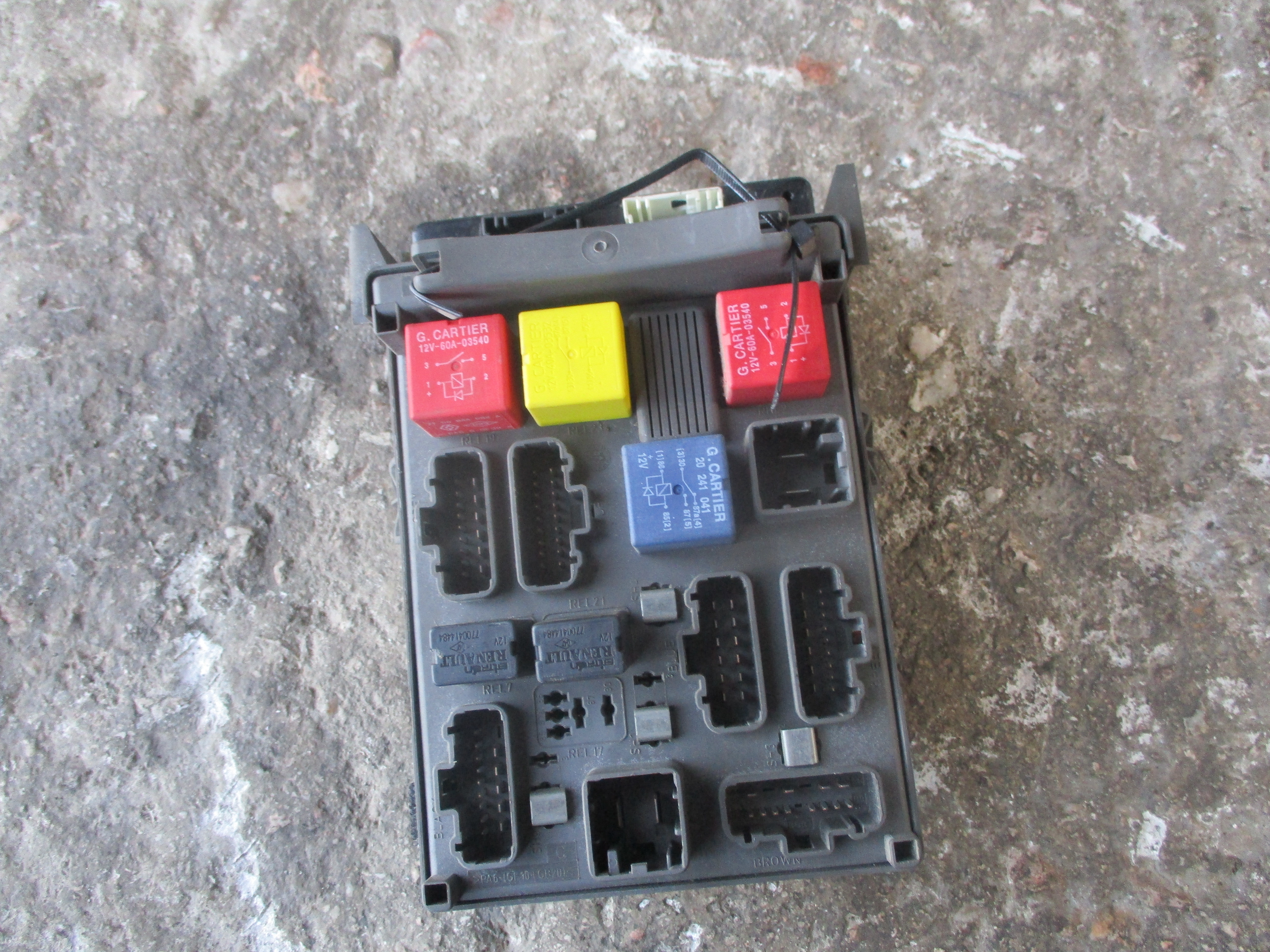 Ασφαλειοθήκη Εσωτερική BSI ( 8200190284 ) Renault laguna ’02 Προσφορά.