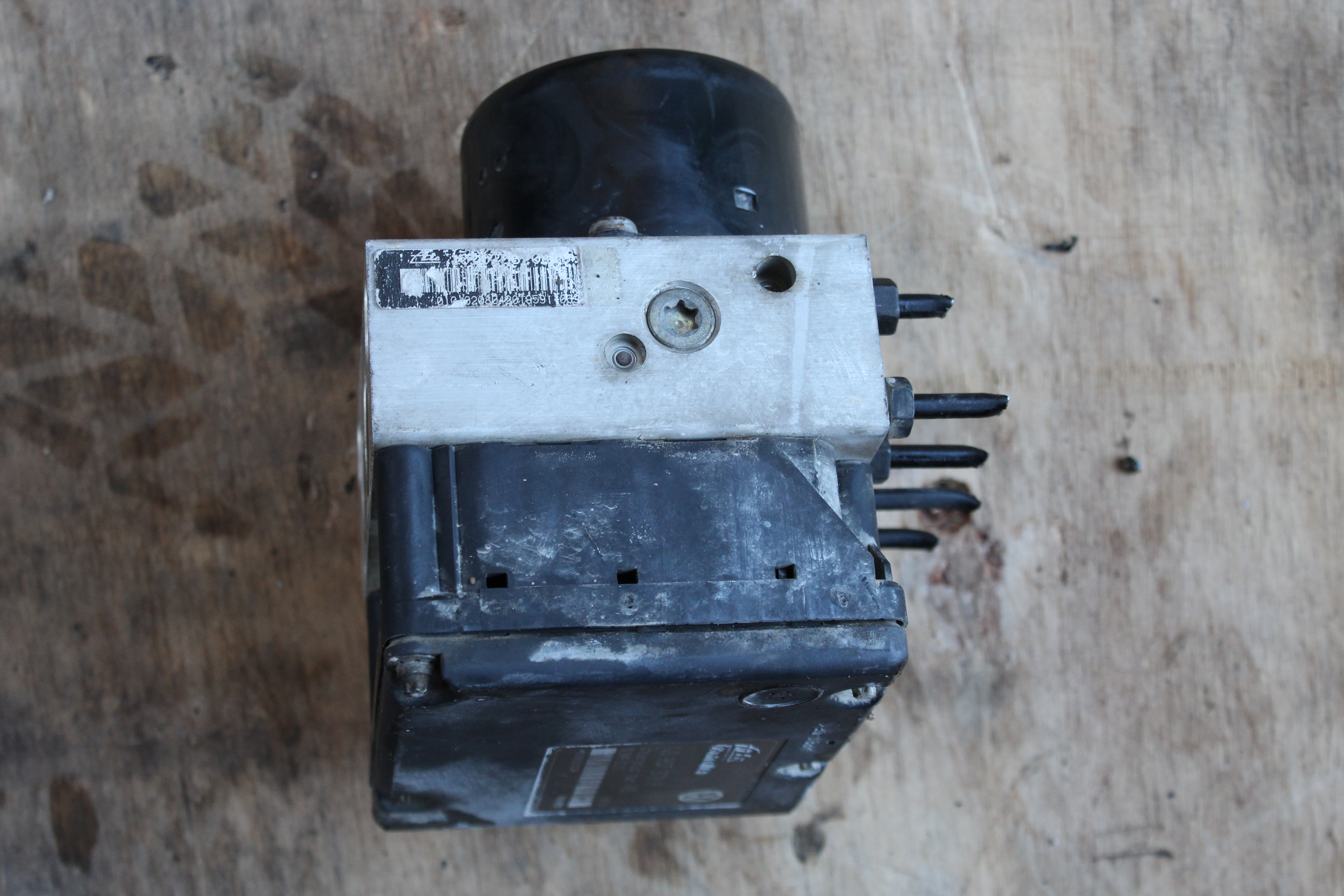 Μονάδα ABS ( 1J0614117D , 1J0907379P ) VW Golf ’02 Προσφορά.