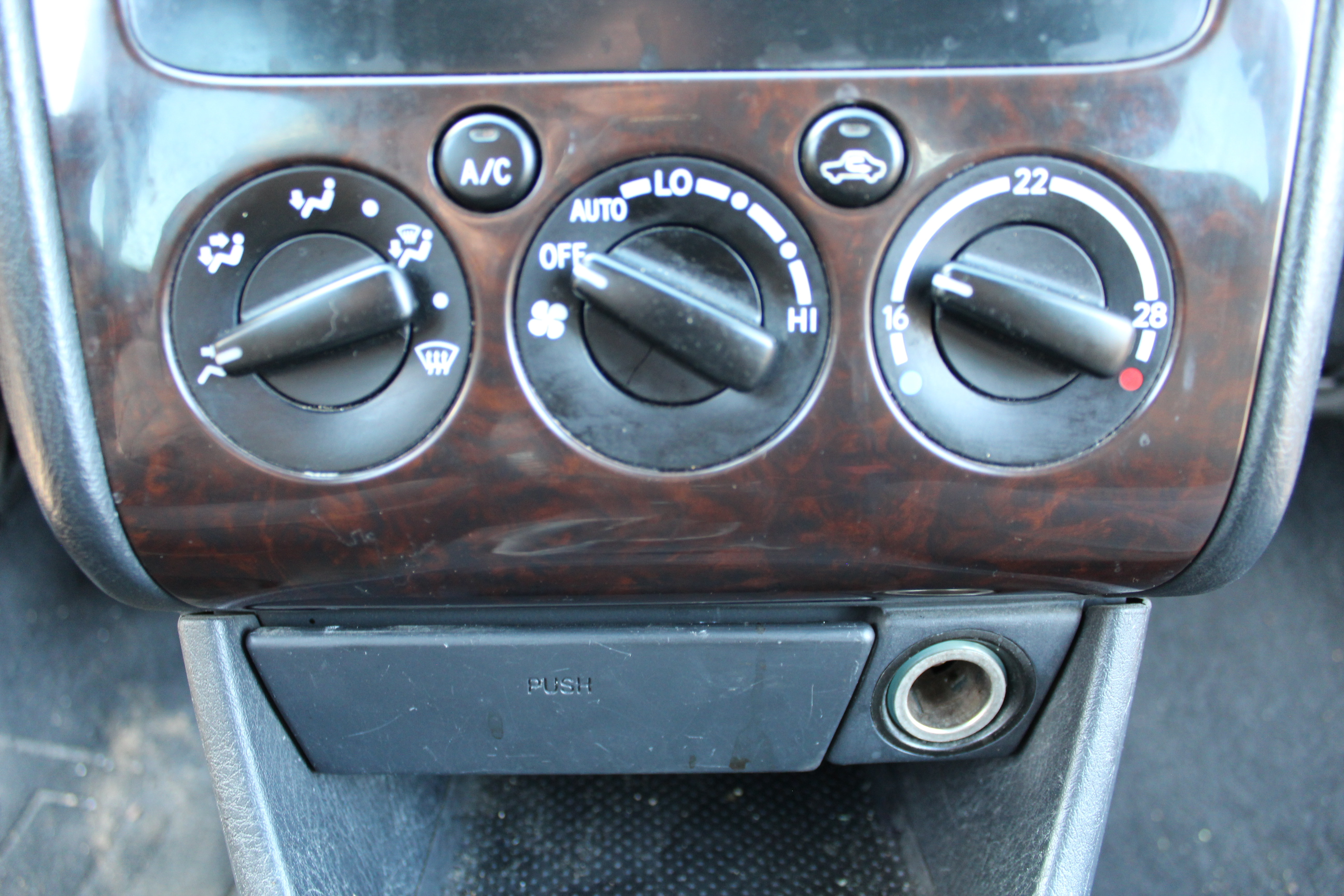 Χειριστήρια Κλιματισμού ( 55900-05090 , MB146430-8380 ) Toyota Avensis ’01 Προσφορά.