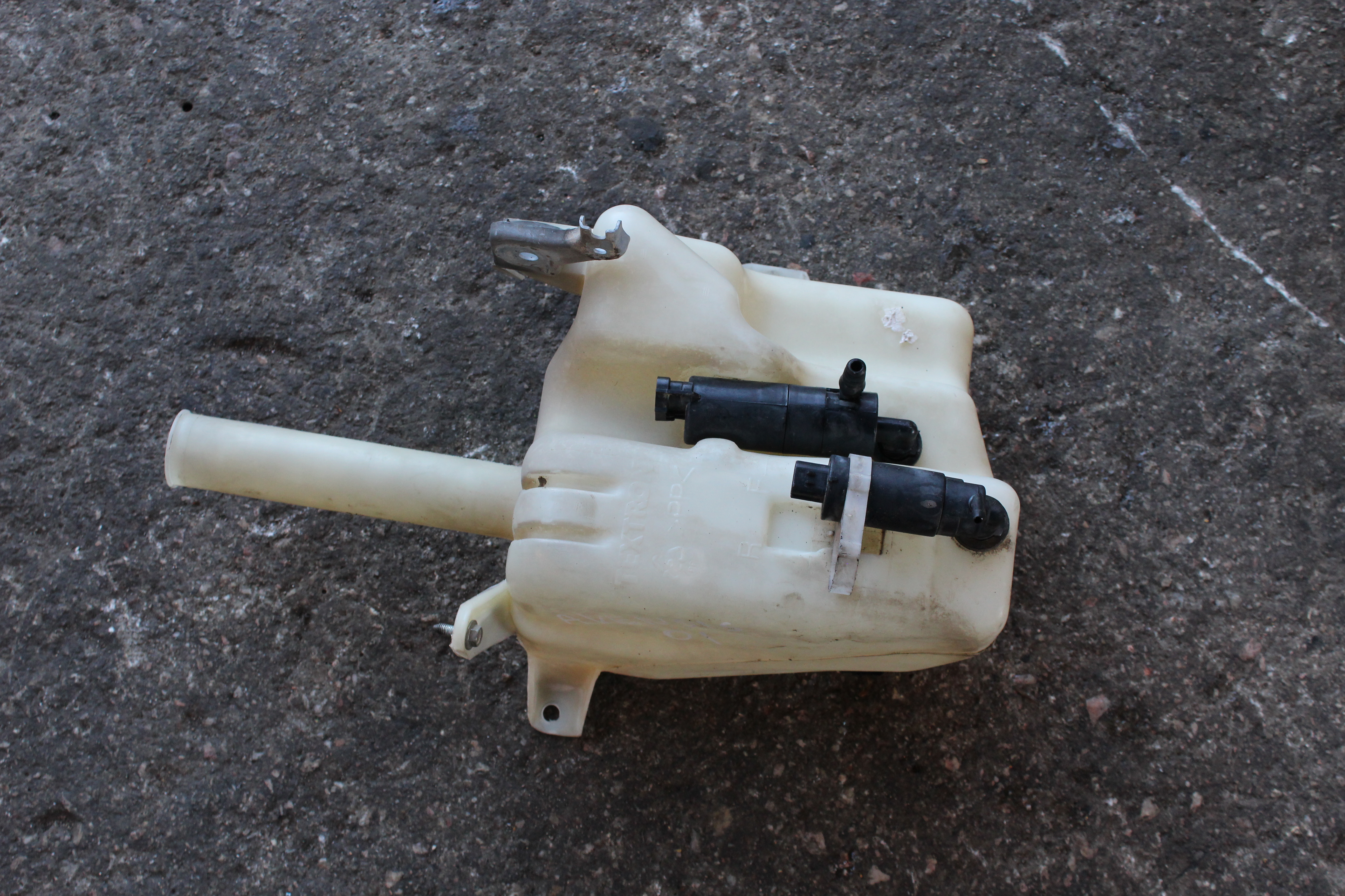 Δοχείο Νερού Υαλοκαθαριστήρων Toyota Avensis ’01 Προσφορά.