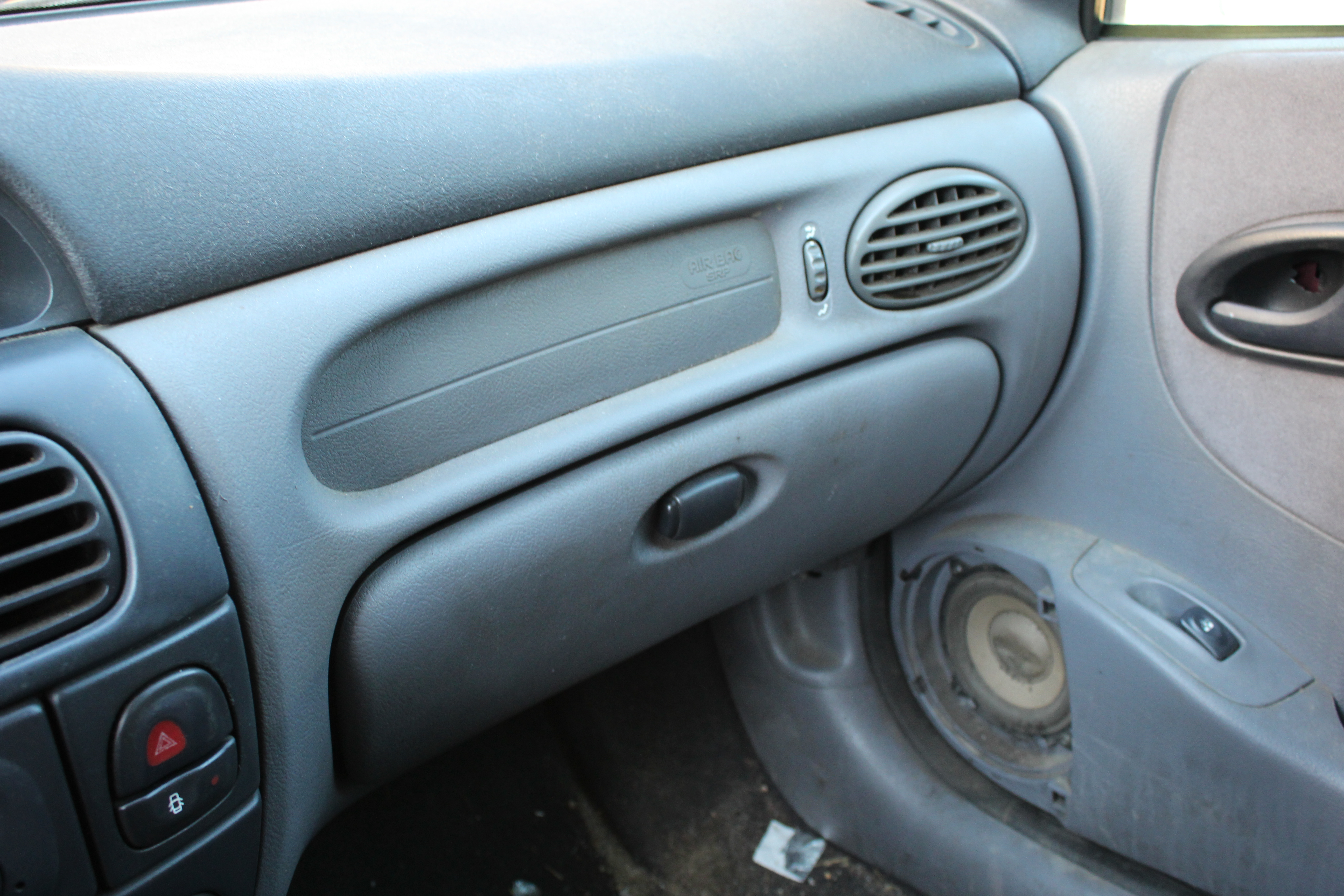 Ντουλαπάκια Renault Megane Classic ’01 Προσφορά.