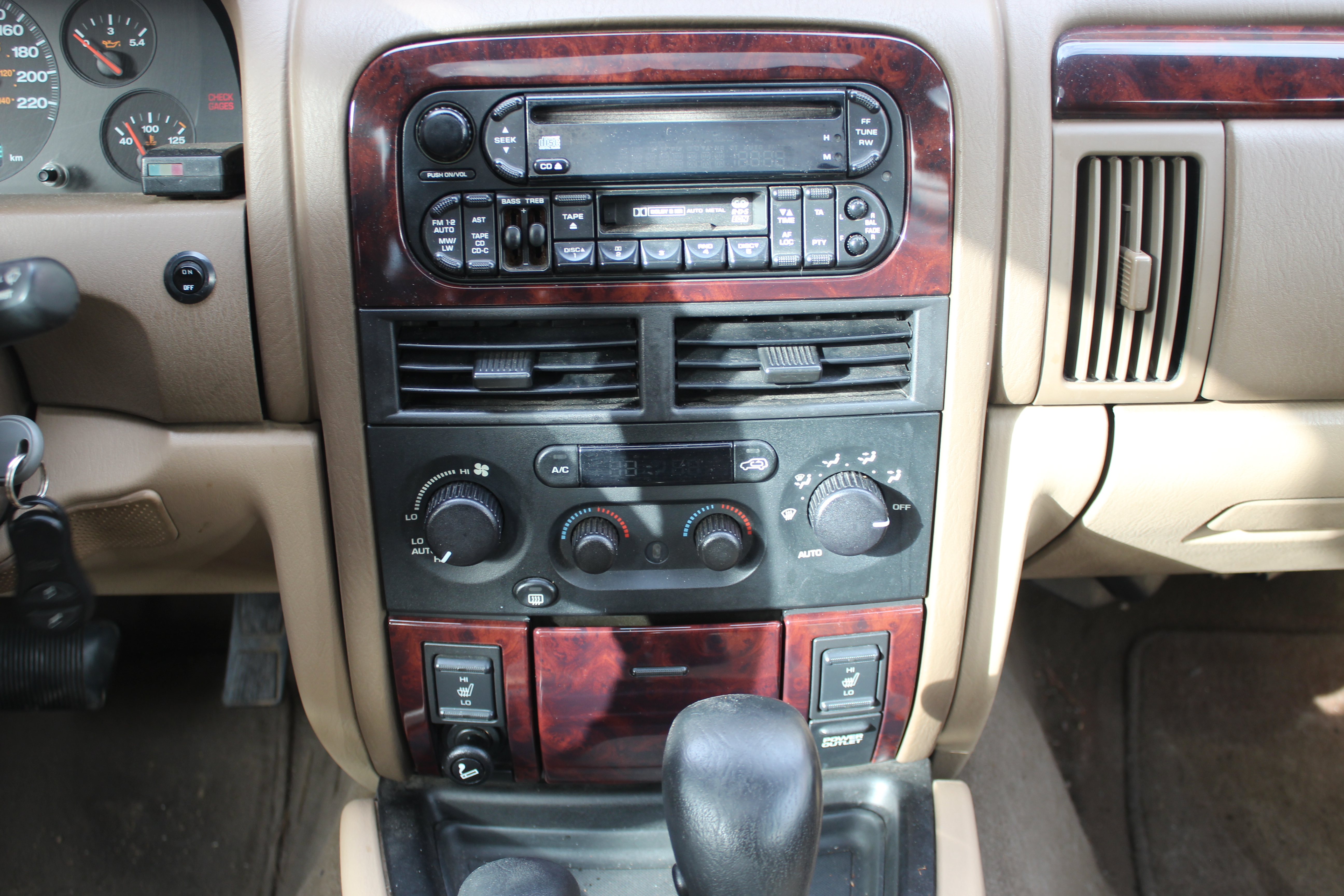 Κονσόλα Κεντρική Jeep Grand Cherokee ’04 Προσφορά.