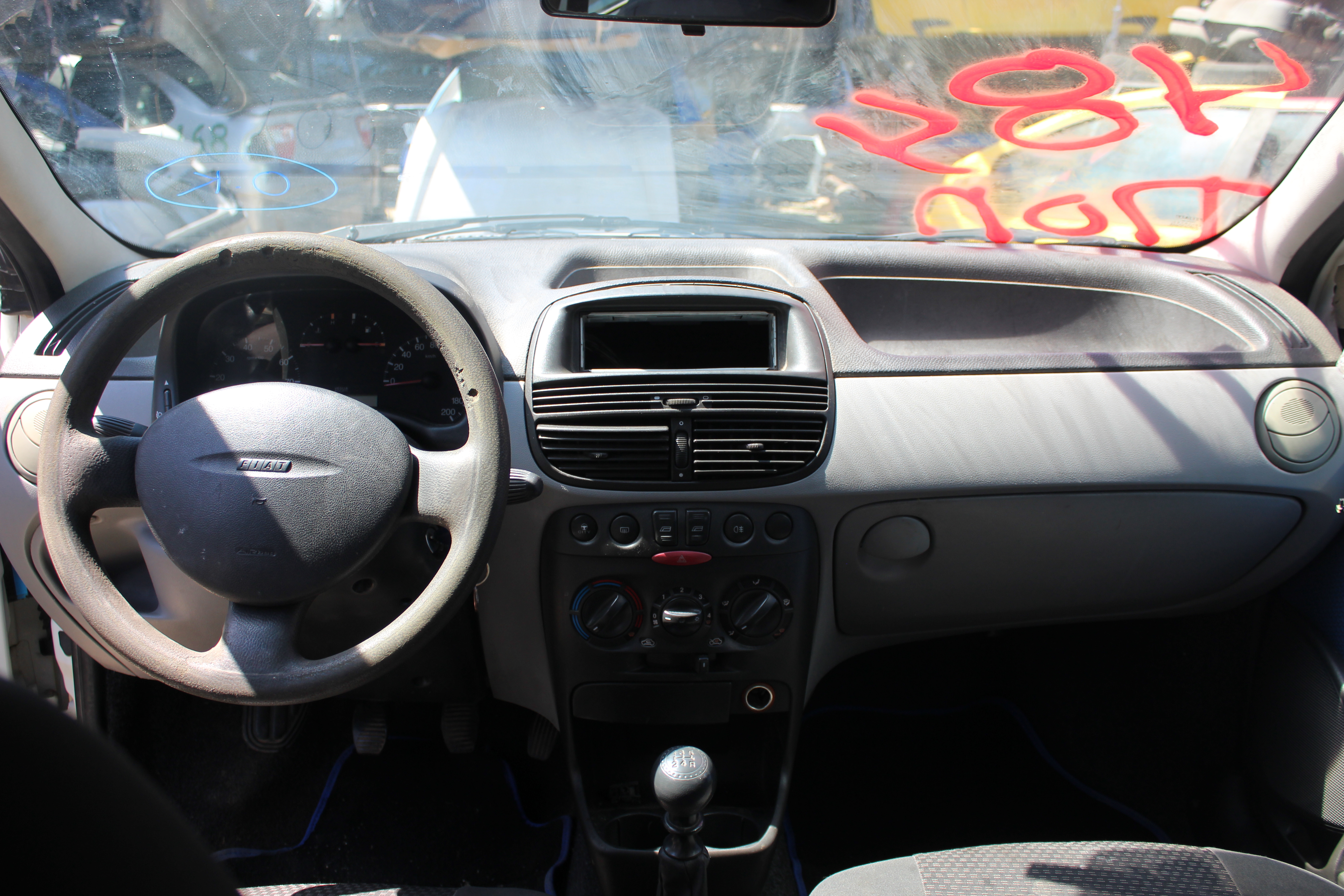 Ντουλαπάκι Fiat Punto ’00 Προσφορά.