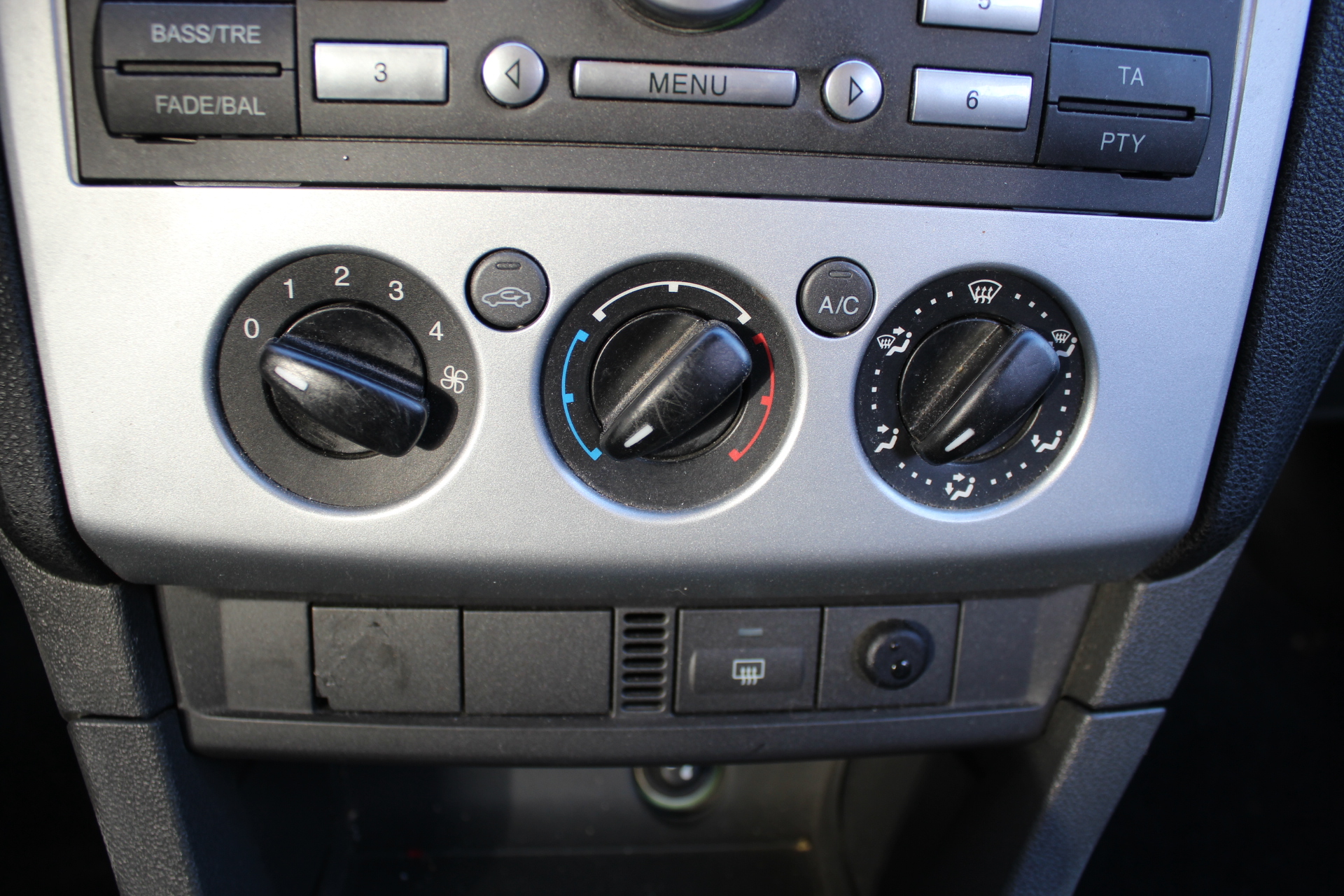 Χειριστήρια Κλιματισμού-Καλοριφέρ Ford Focus ’05 Προσφορά.
