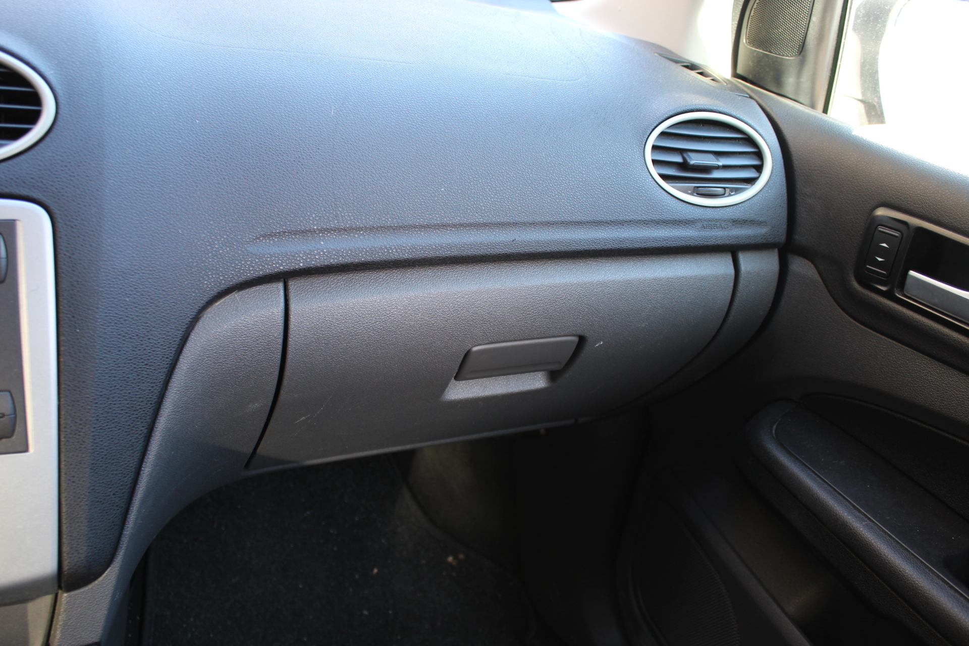 Ντουλαπάκι Ford Focus ’05 Προσφορά.