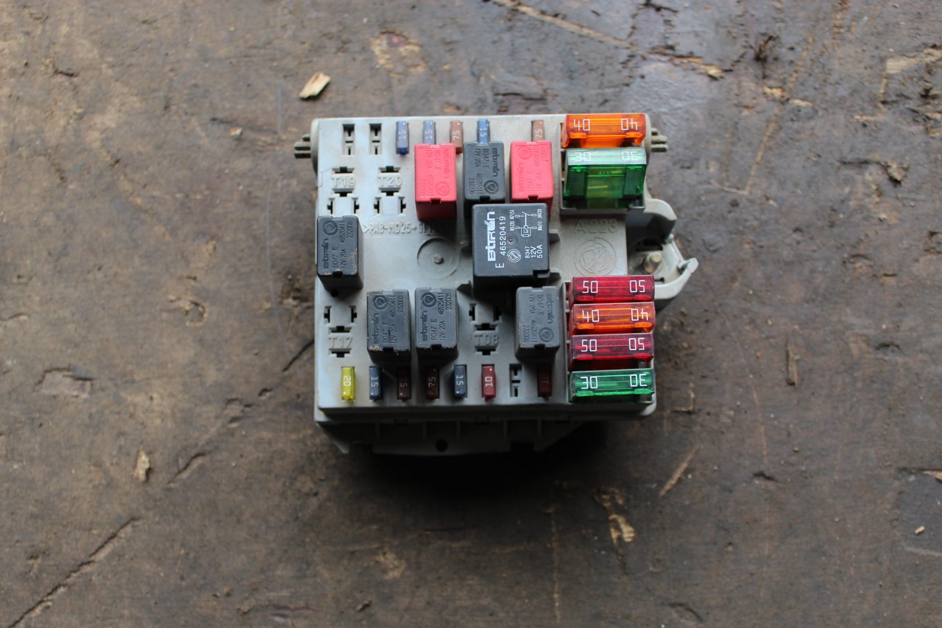 Ασφαλειοθήκη Εξωτερική Alfa Romeo 147 ’04 Προσφορά.