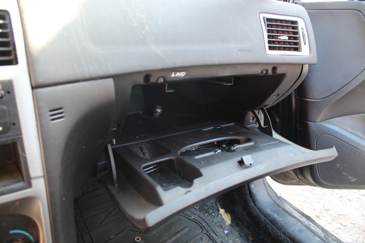 Ντουλαπάκι Peugeot 307 ’04 Προσφορά.