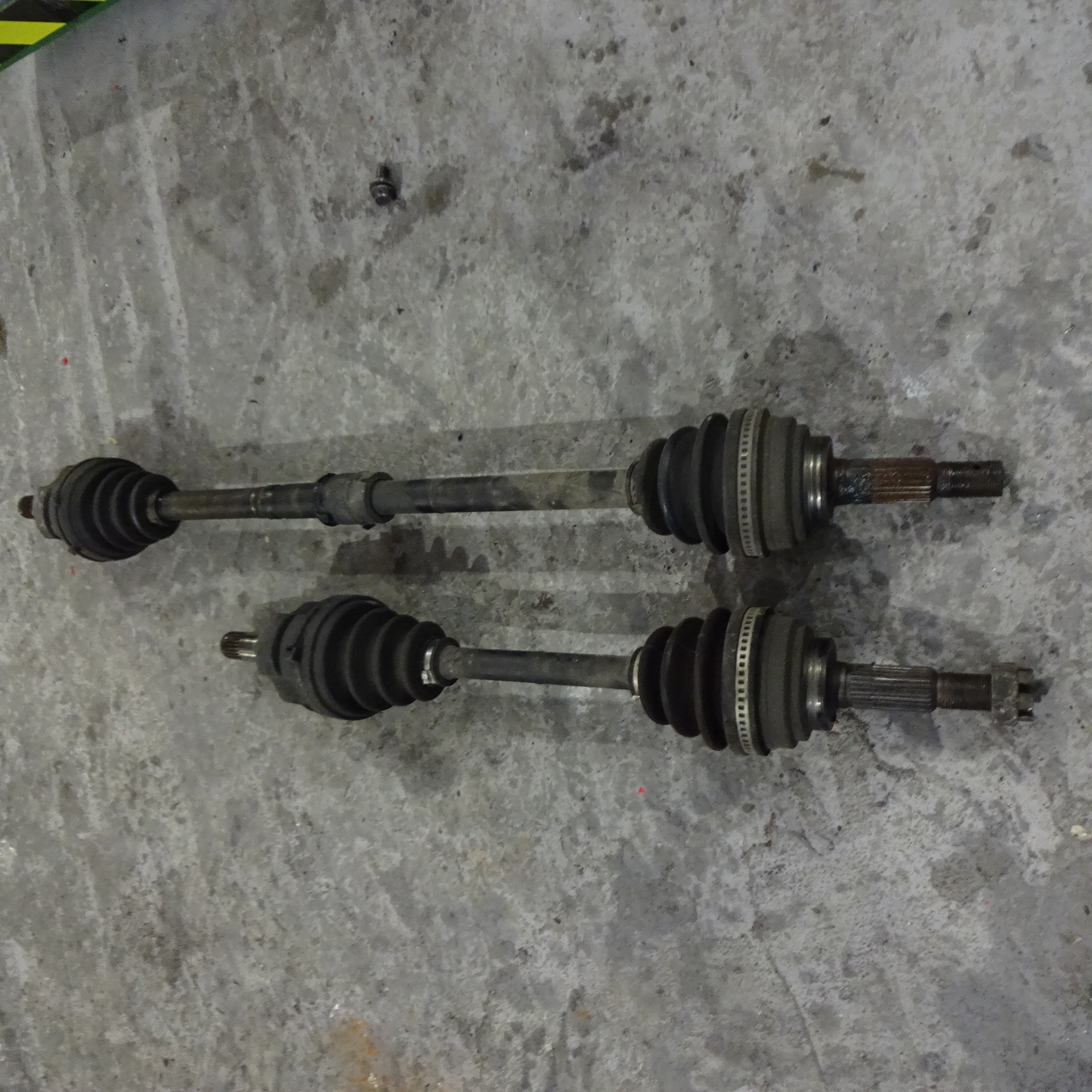 Ημιαξόνιο Αριστερό-Δεξί Toyota Carina E ’92 Προσφορά.