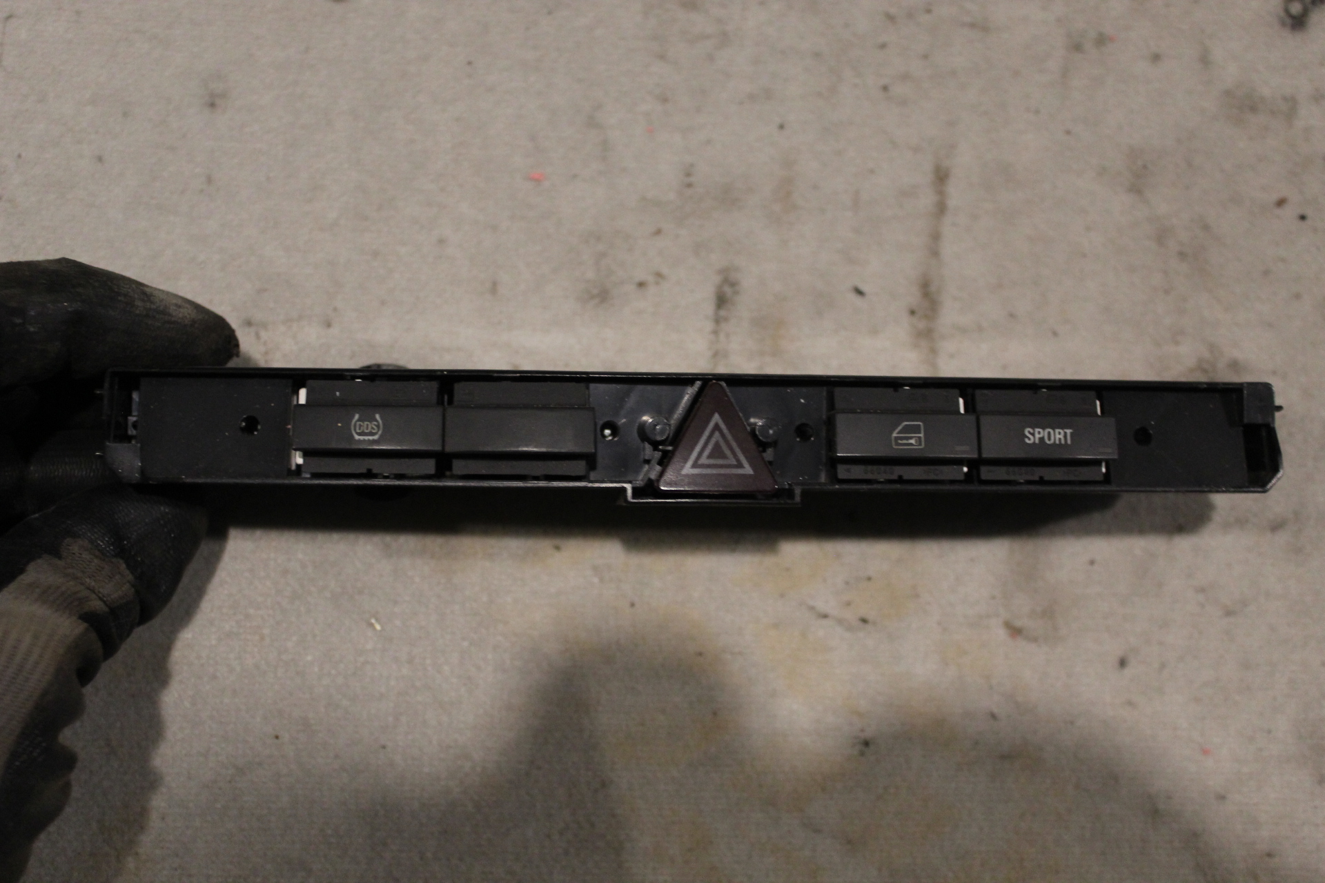 Διακόπτης Αλάρμ ( 13100118 ) Opel Astra H OPC ’06 Προσφορά.