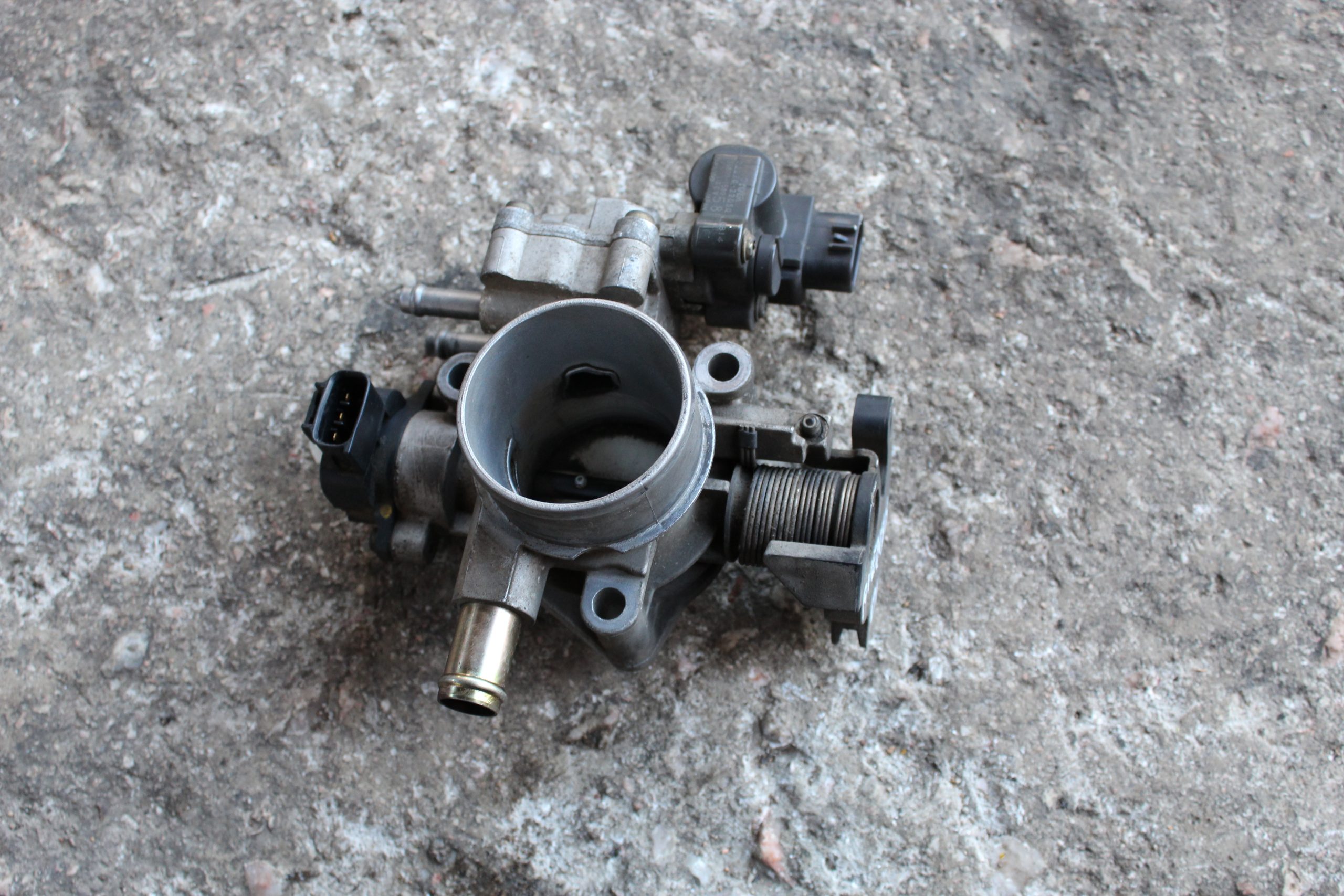 Πεταλούδα Γκαζιού Toyota Avensis ’01 Προσφορά.