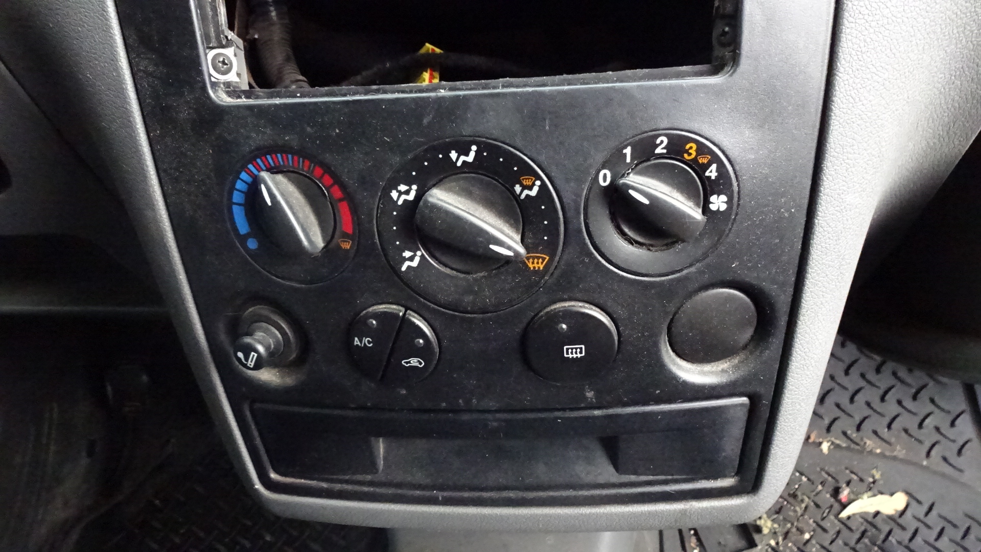 Χειριστήρια Κλιματισμού-Καλοριφέρ Ford Transit Connect ’06 Προσφορά.
