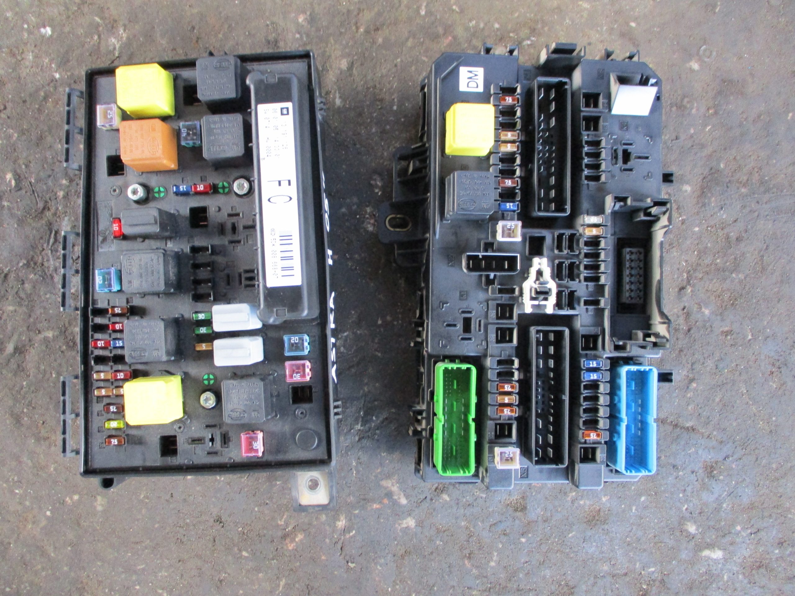 Ασφαλειοθήκη (5DK008668-07) Opel Astra H ’05