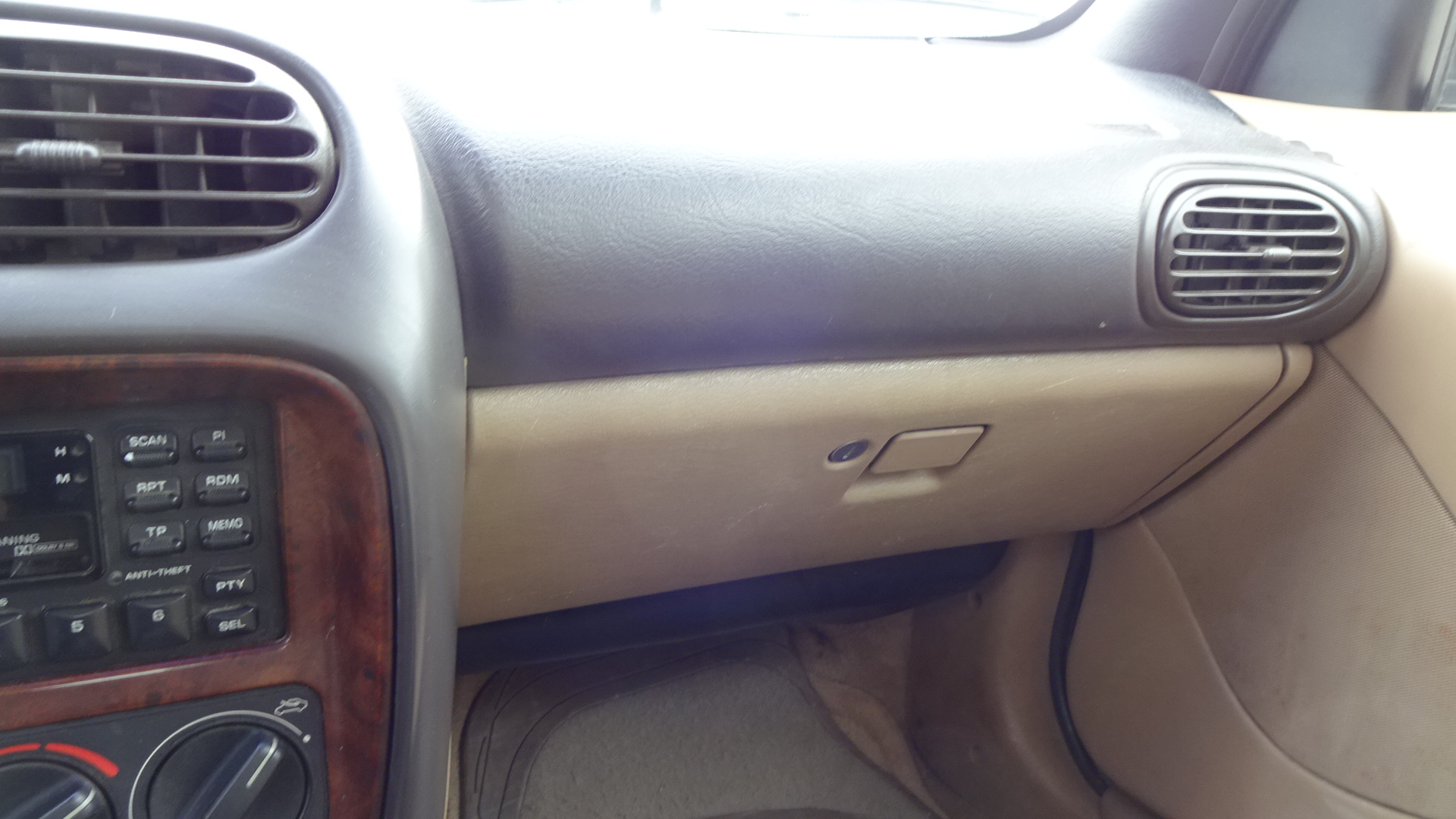 Ντουλαπάκι Chrysler Stratus ’96