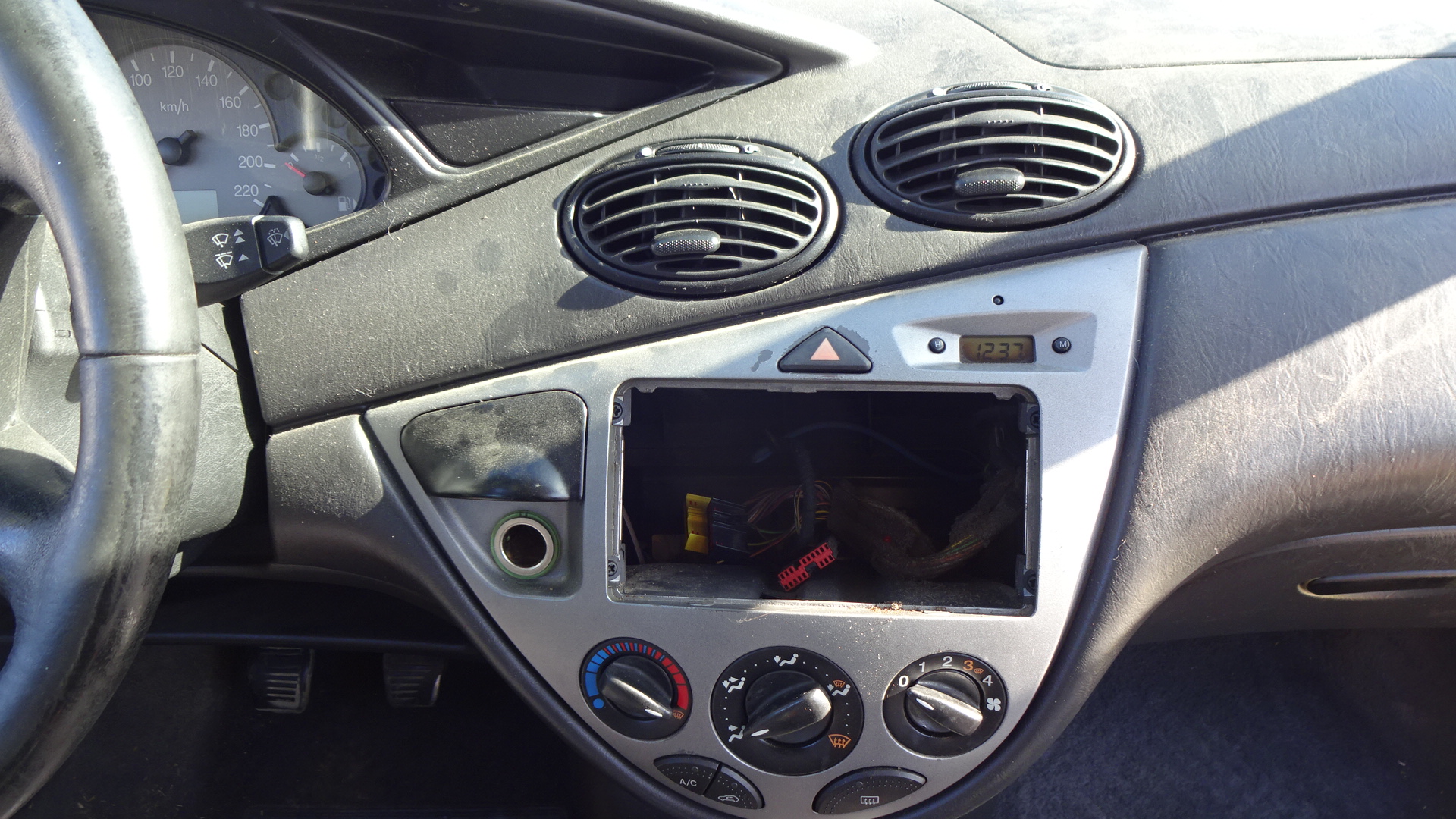 Χειριστήρια Κλιματισμού-Καλοριφέρ Ford Focus ’01 Προσφορά.