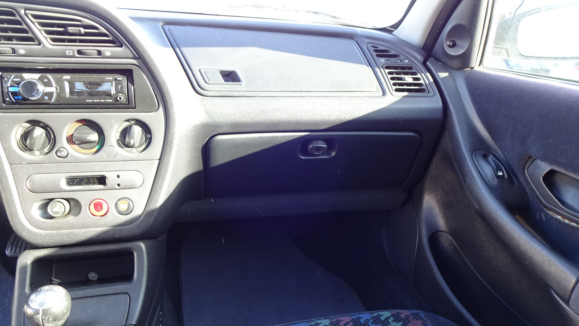 Ντουλαπάκι Peugeot 306 ’98 Προσφορά.