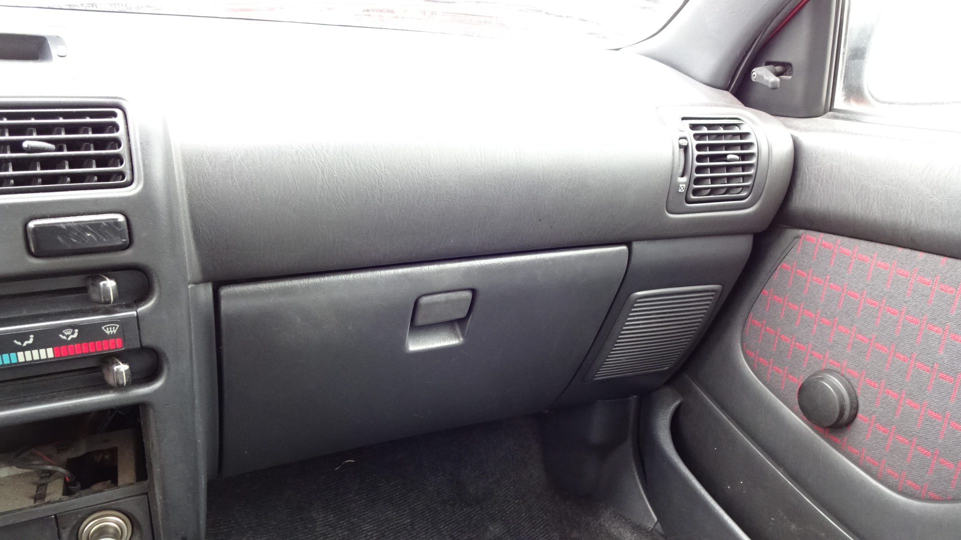 Ντουλαπάκι Toyota Starlet ’90 Προσφορά.￼
