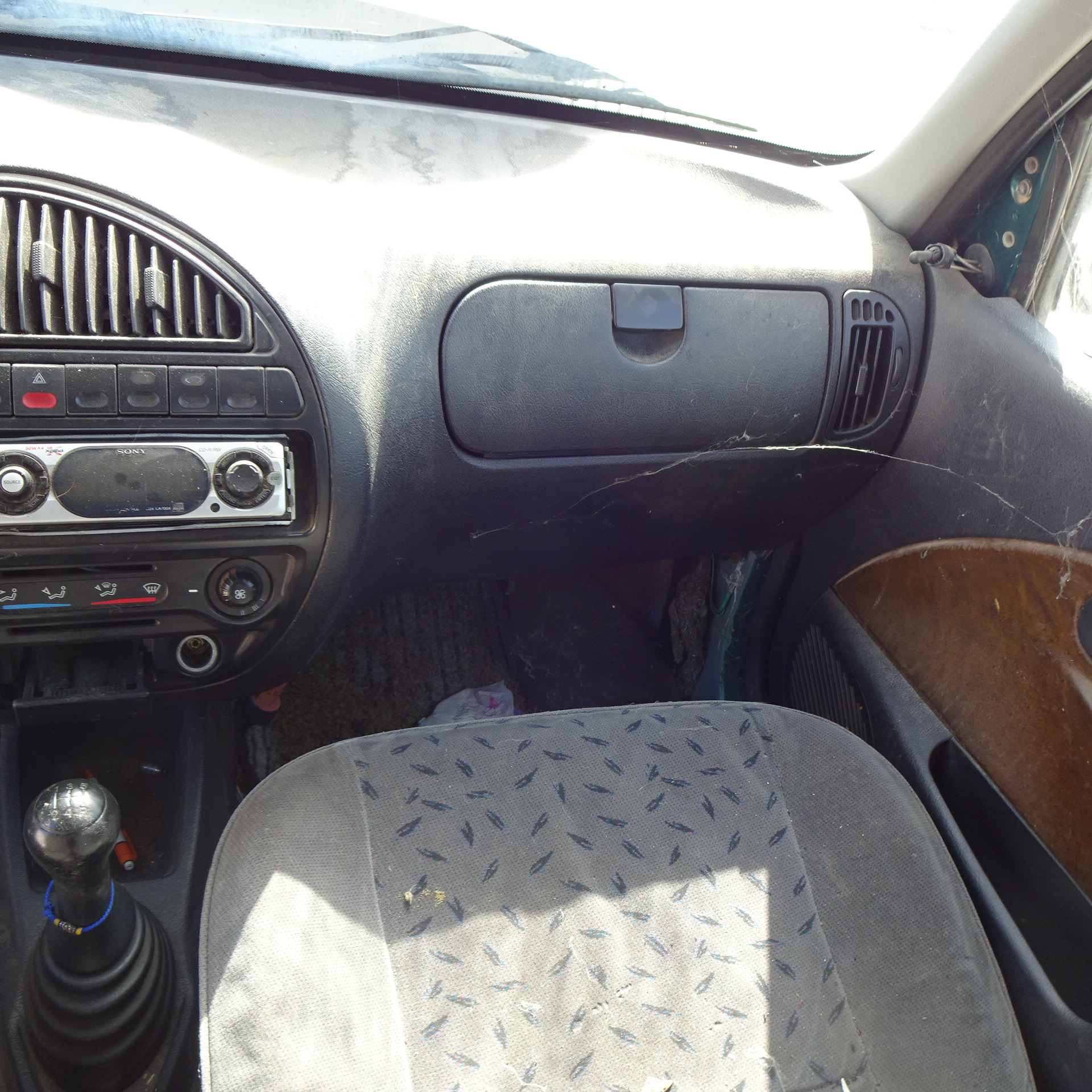 Ντουλαπάκι Citroen Saxo ’97 Προσφορά