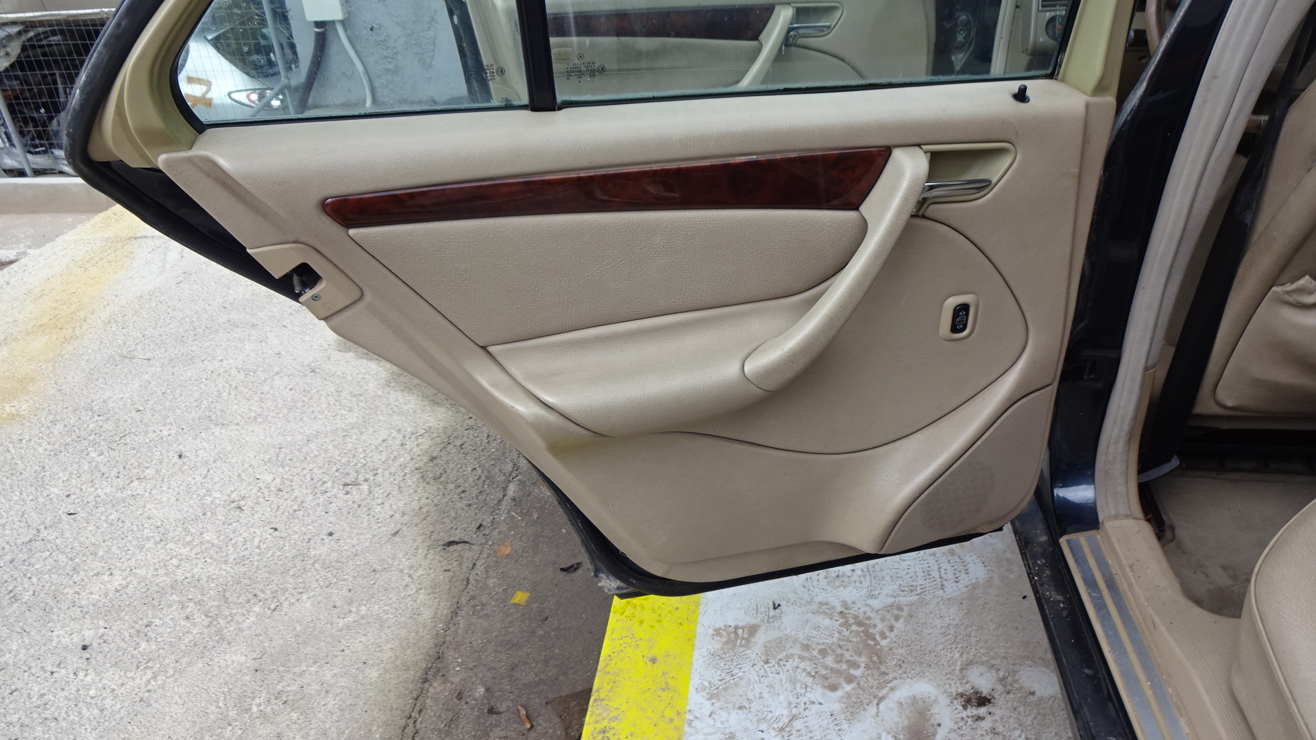 Ταπετσαρία Πόρτας Mercedes C200 (w202) ’98 Προσφορά