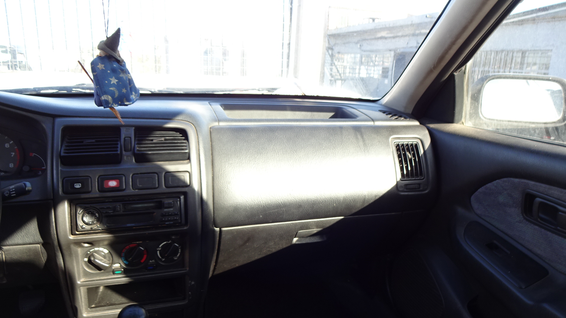 Ντουλαπάκι Nissan Almera ’00 Προσφορά