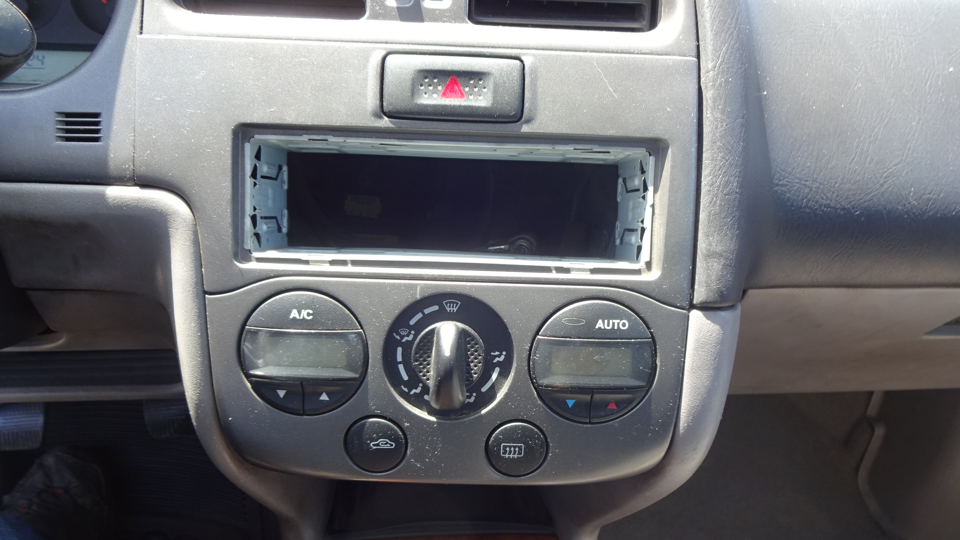 Χειριστήρια Κλιματισμού-Καλοριφέρ Nissan Primera ’00 Προσφορά.