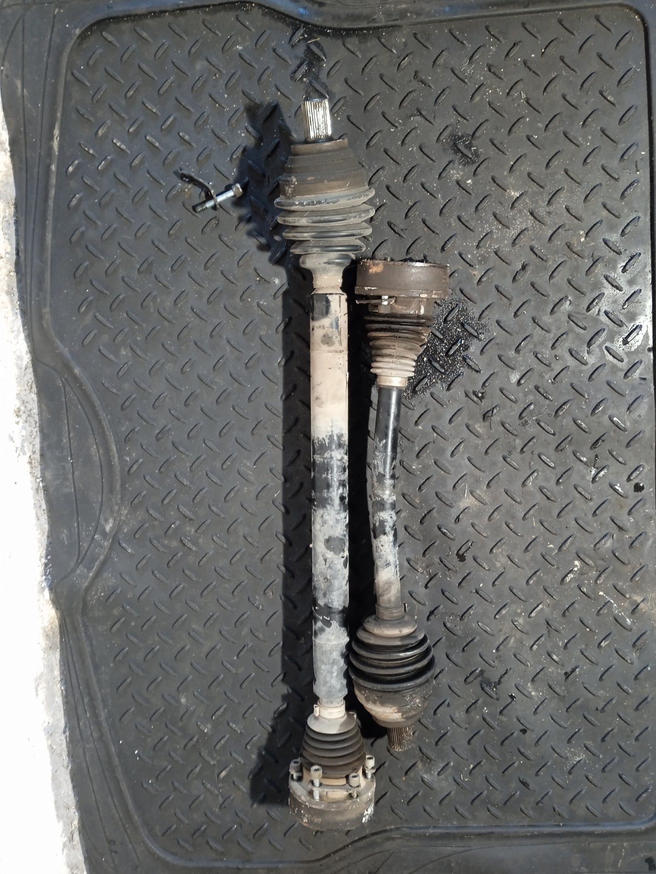 Ημιαξόνιο Αριστερό-Δεξί VW Golf 5 ’06 Προσφορά