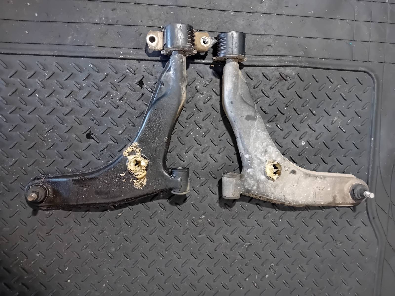 Ψαλίδια Mitsubishi Carisma ’97 Προσφορά