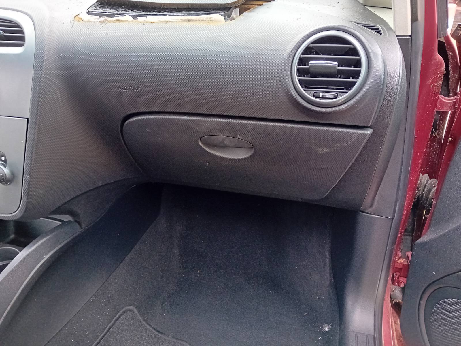 Ντουλαπάκι Seat Leon ’06 Προσφορά