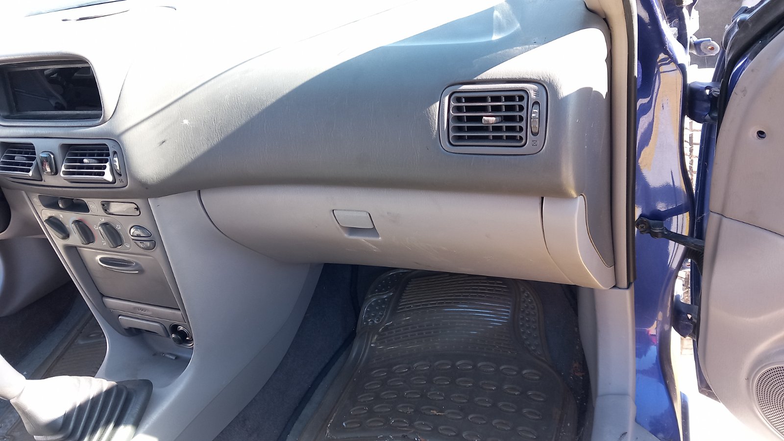Ντουλαπάκι Toyota Corolla ’98 Προσφορά