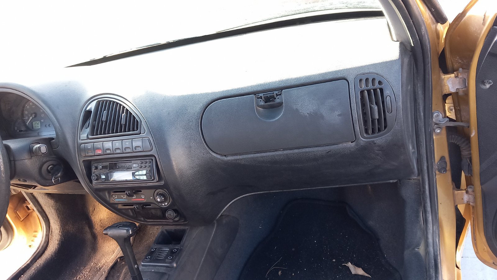 Ντουλαπάκι Citroen Saxo ’00 Προσφορά