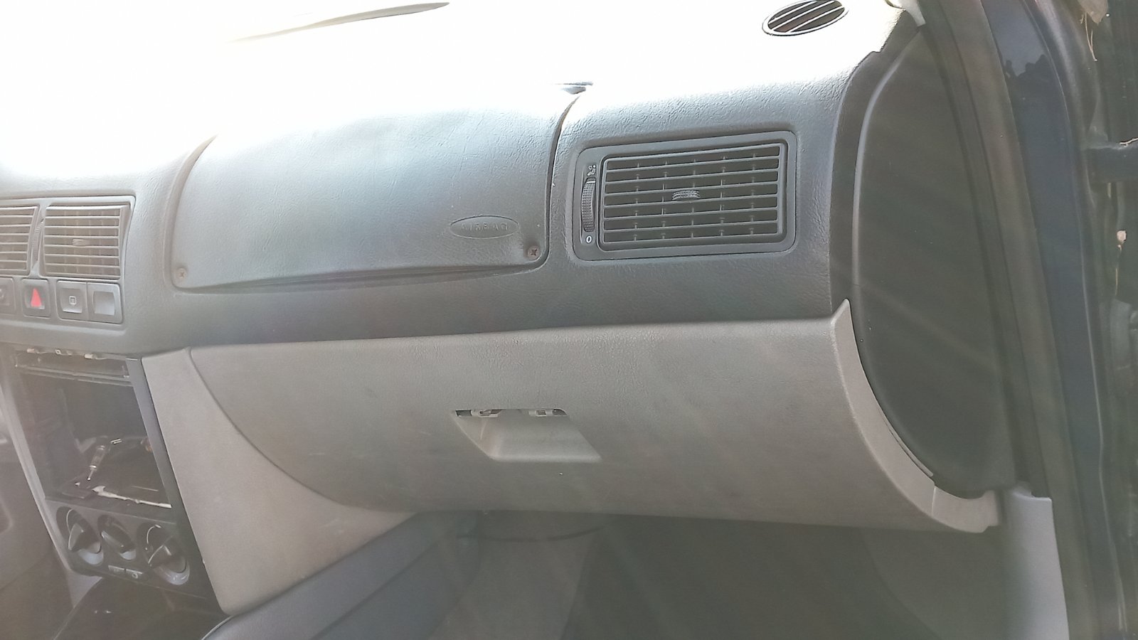Ντουλαπάκι VW Golf IV ’99 Προσφορά