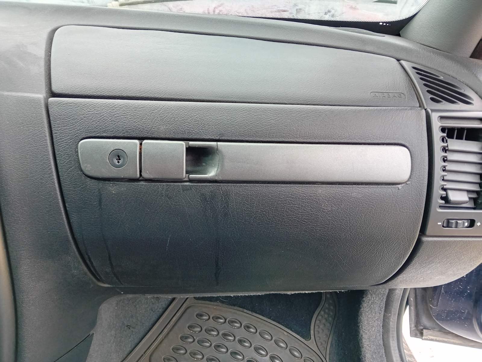 Ντουλαπάκι Citroen Xsara ’99 Προσφορά