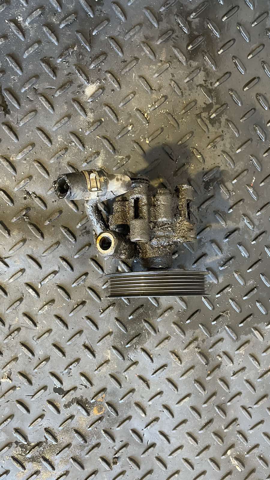 Αντλία Υδραυλικού Τιμονιού Toyota Corolla ’01 Προσφορά