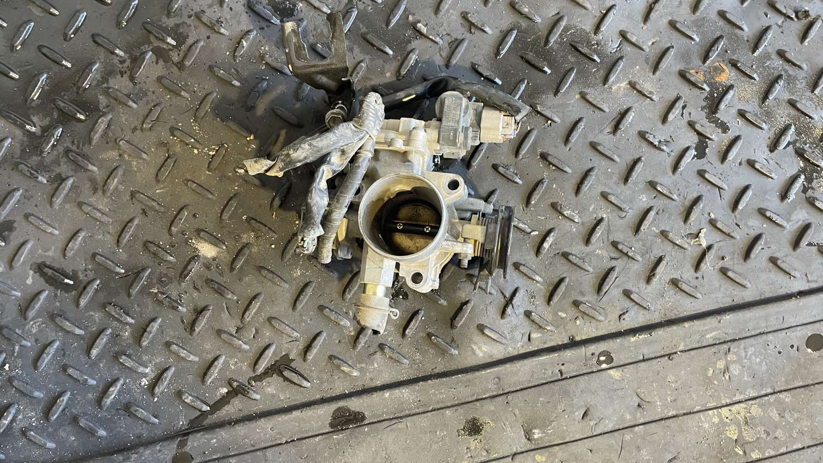 Πεταλούδα Γκαζιού Toyota Corolla ’01 Προσφορά