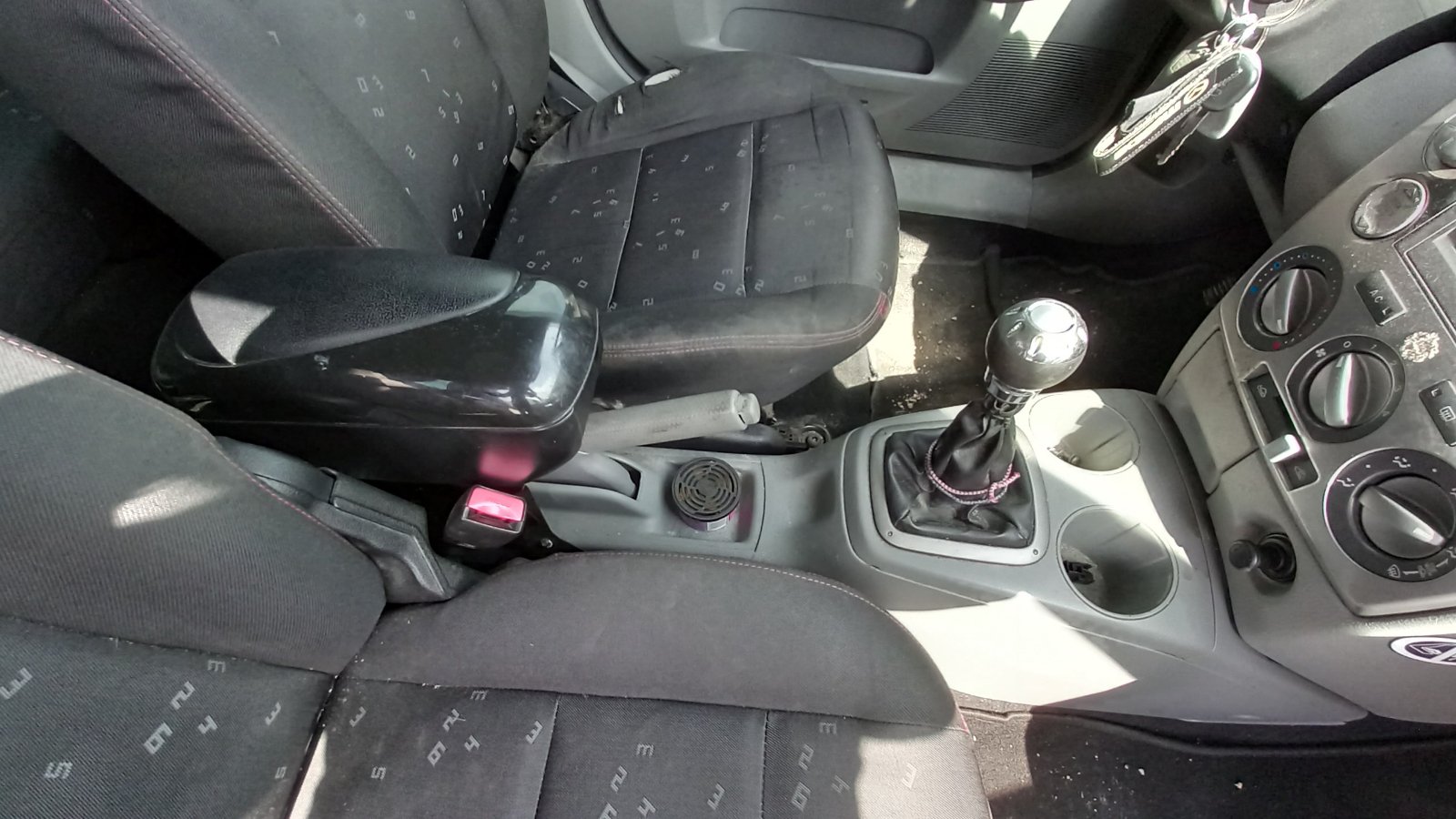 Τεμπέλης με Κονσόλα Χειροφρένου Mazda 2 ’03 Προσφορά