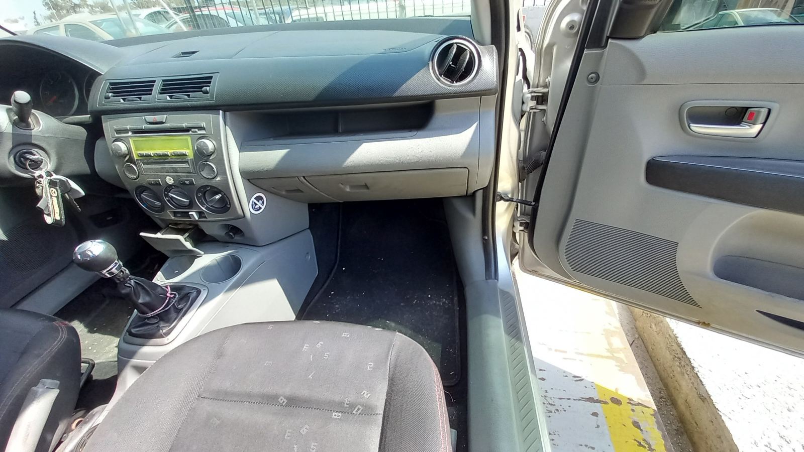 Ντουλαπάκι Mazda 2 ’03 Προσφορά