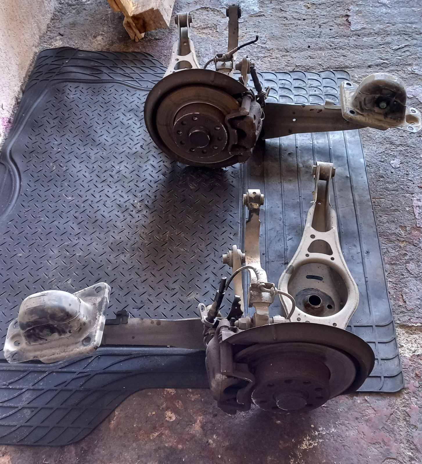 Ακραξόνια Πίσω Skoda Octavia ’06 Προσφορά