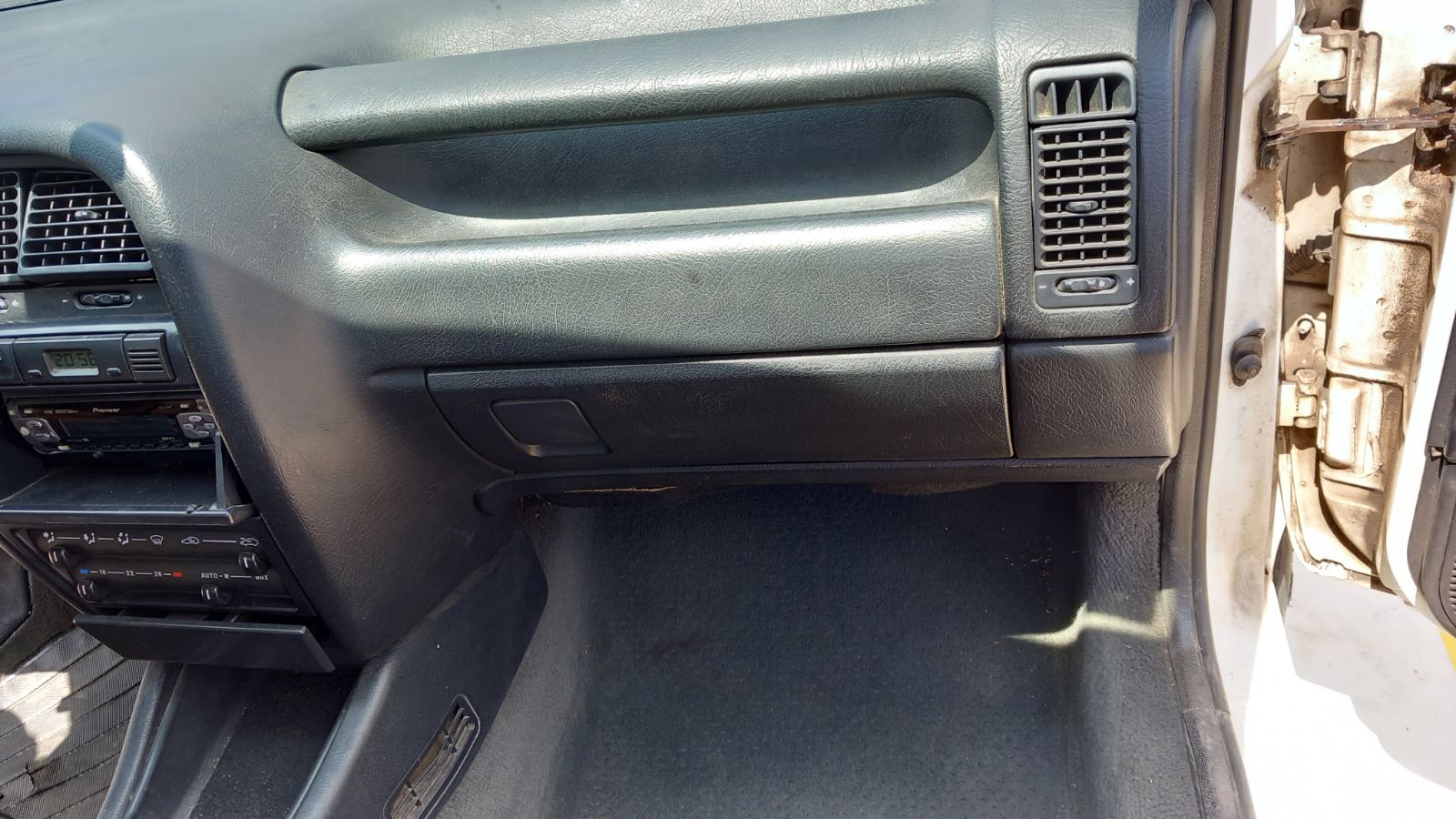 Ντουλαπάκι Citroen Xantia ’94 Προσφορά