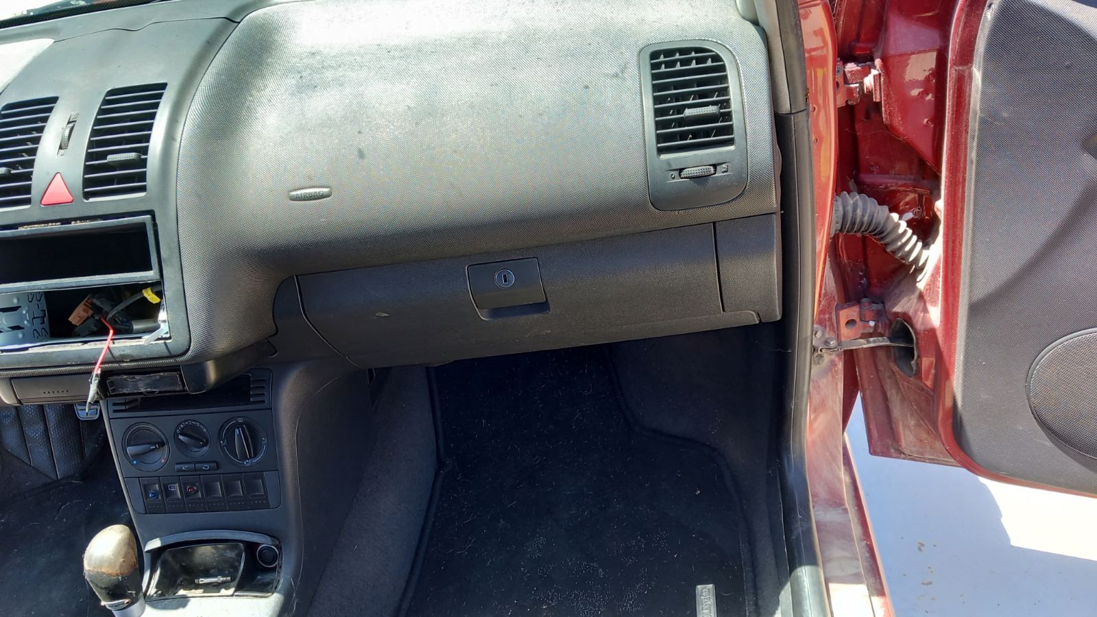 Ντουλαπάκι Volkswagen Polo ’01 Προσφορά