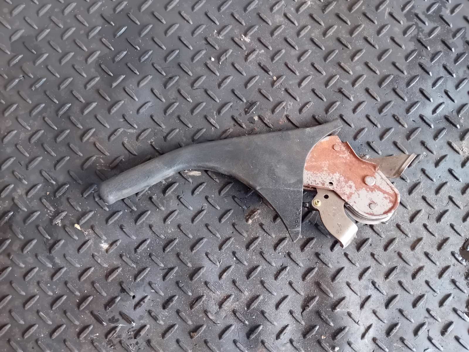 Χειρόφρενο Toyota Avensis ’99 Προσφορά