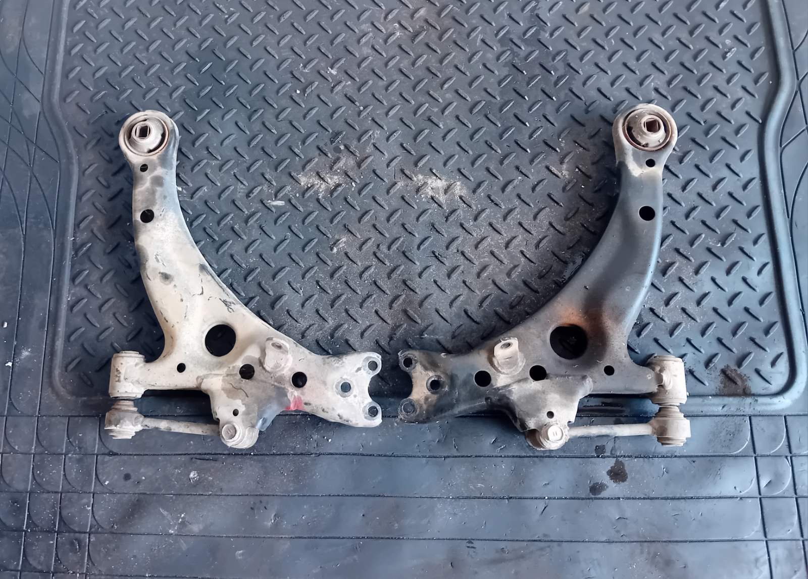 Ψαλίδια Toyota Avensis ’99 Προσφορά