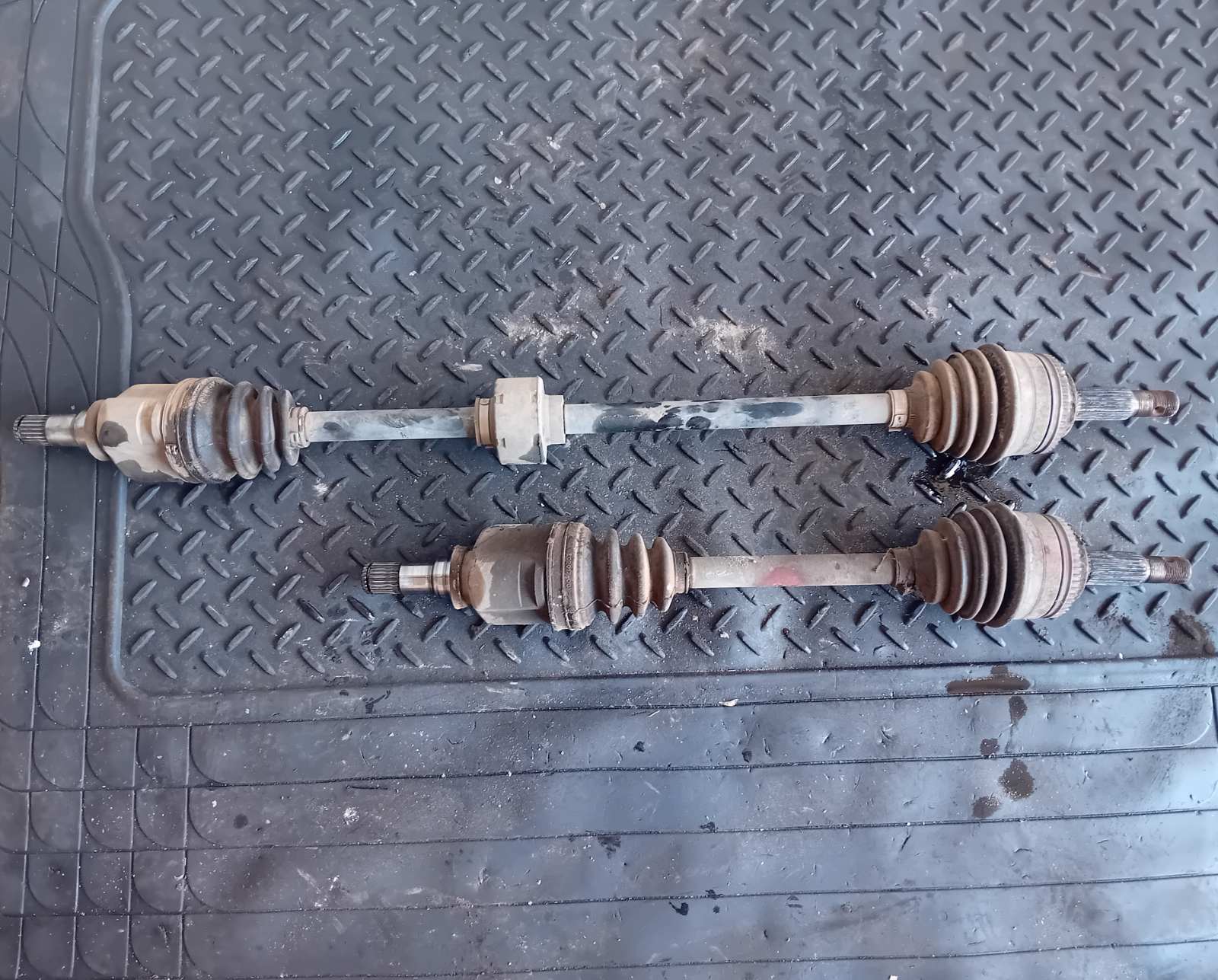 Ημιαξόνιο Αριστερό-Δεξί Toyota Avensis ’99 Προσφορά