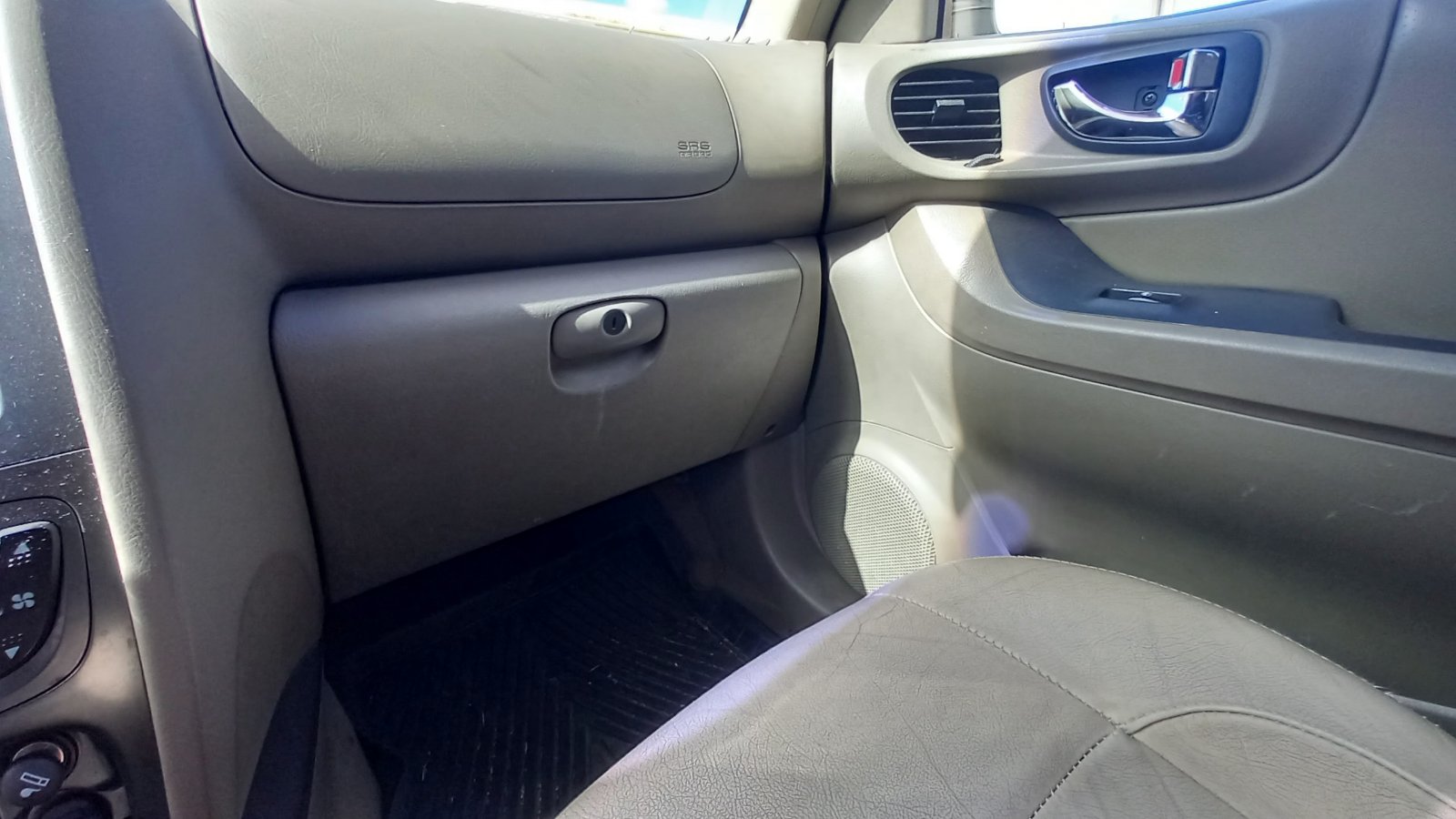 Ντουλαπάκι Hyundai Santa Fe ’03 Προσφορά