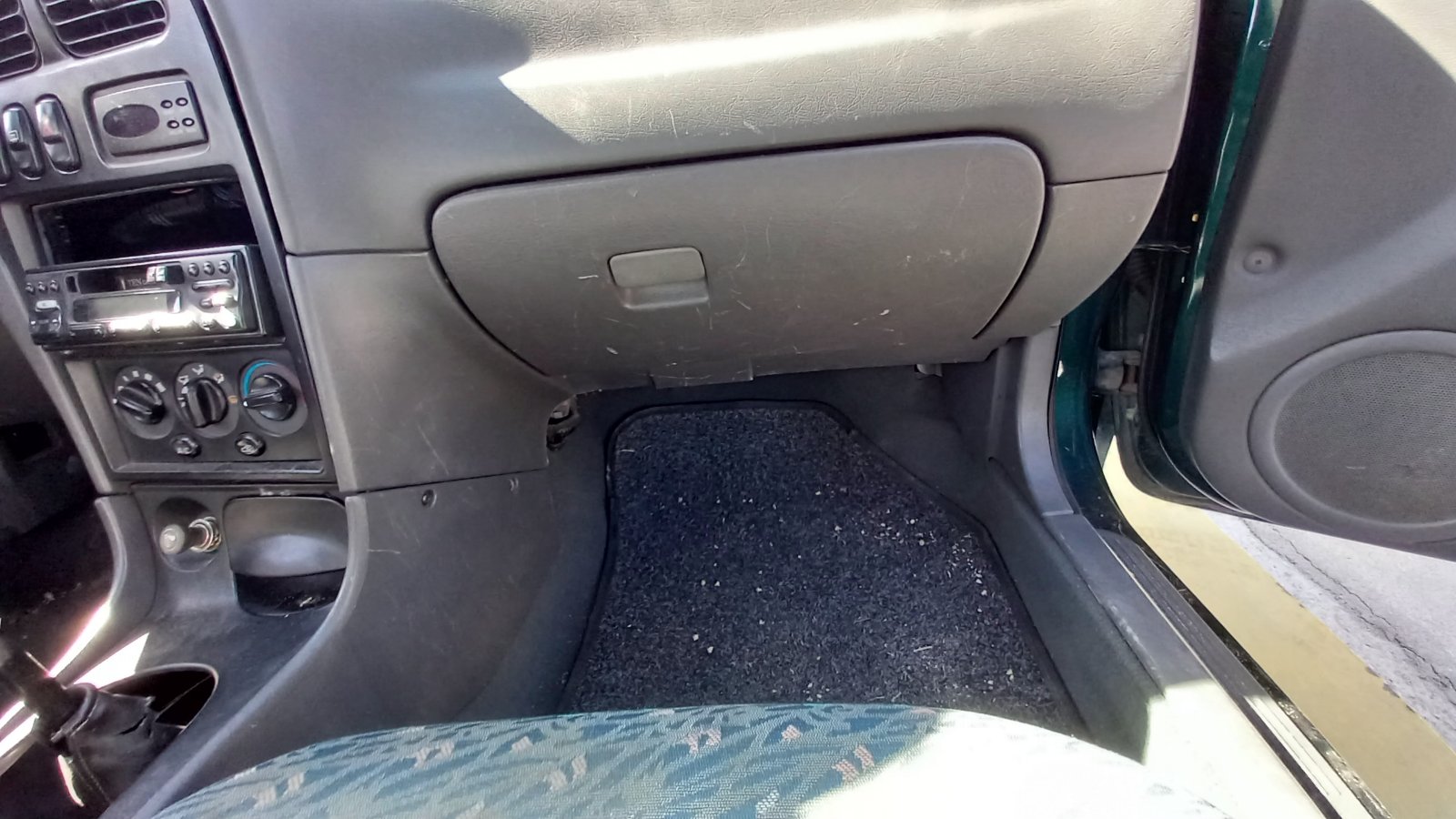 Ντουλαπάκι Kia Shuma ’99 Προσφορά