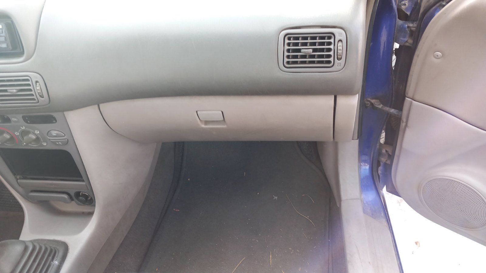 Ντουλαπάκι Toyota Corolla ’99 Προσφορά